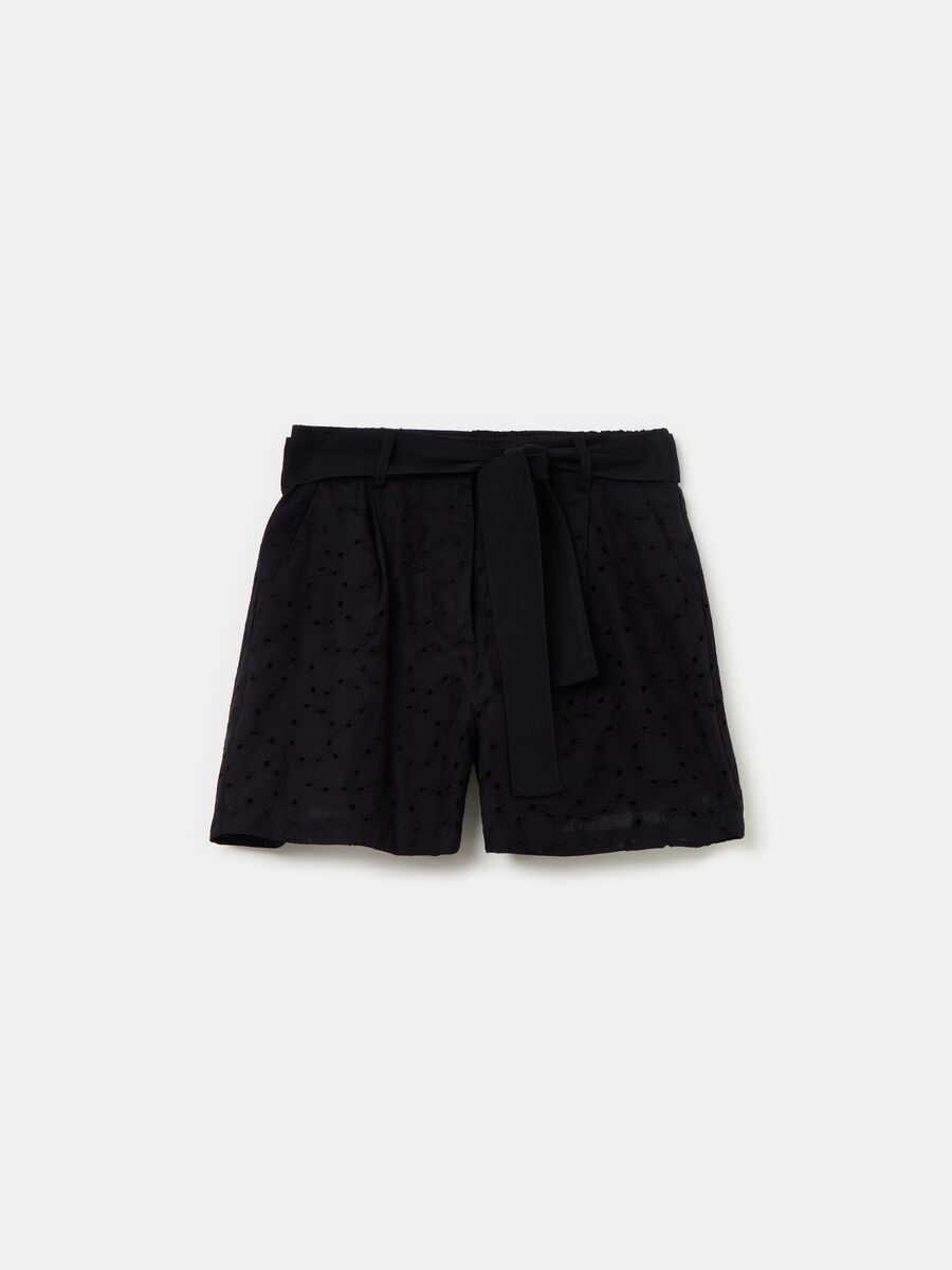 Shorts de bordado inglés con cinturón_0