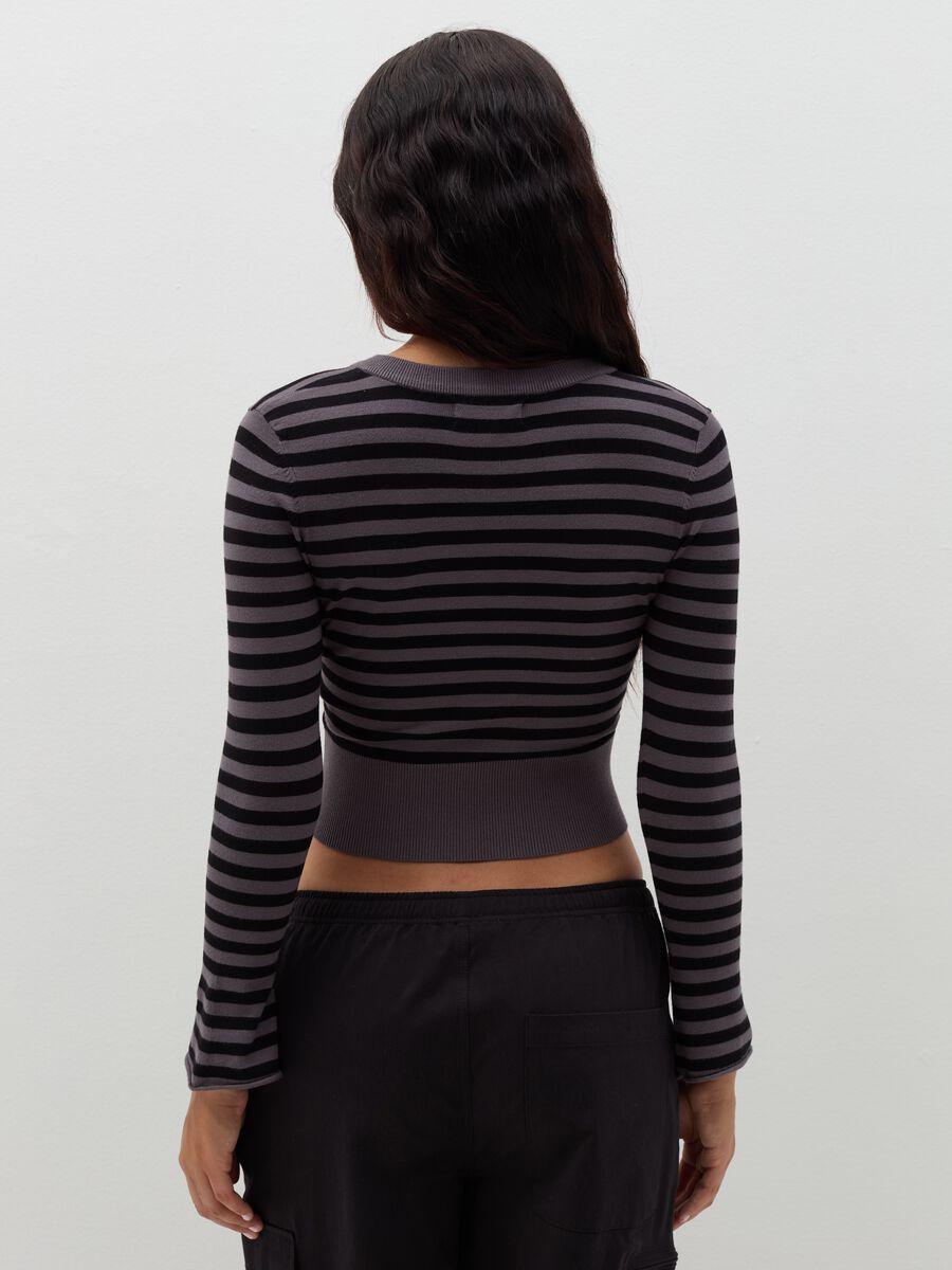 Crop pullover with V neck and stripes_2