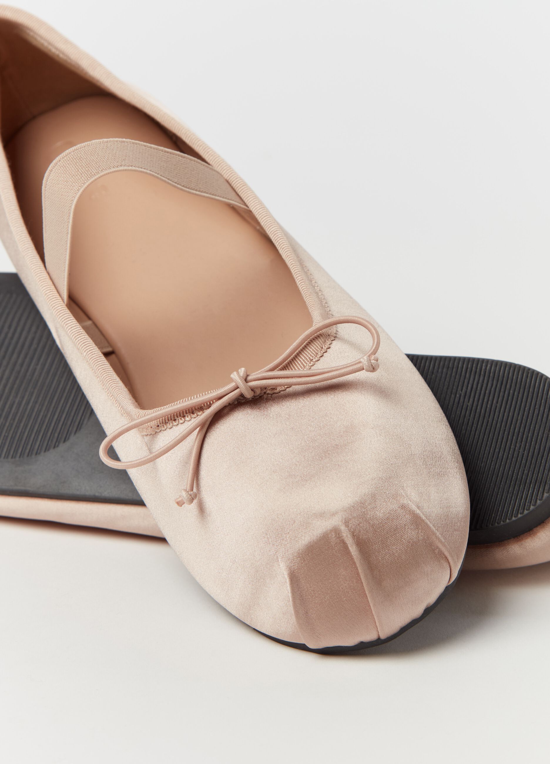 Ballerina flats with elasticated strap