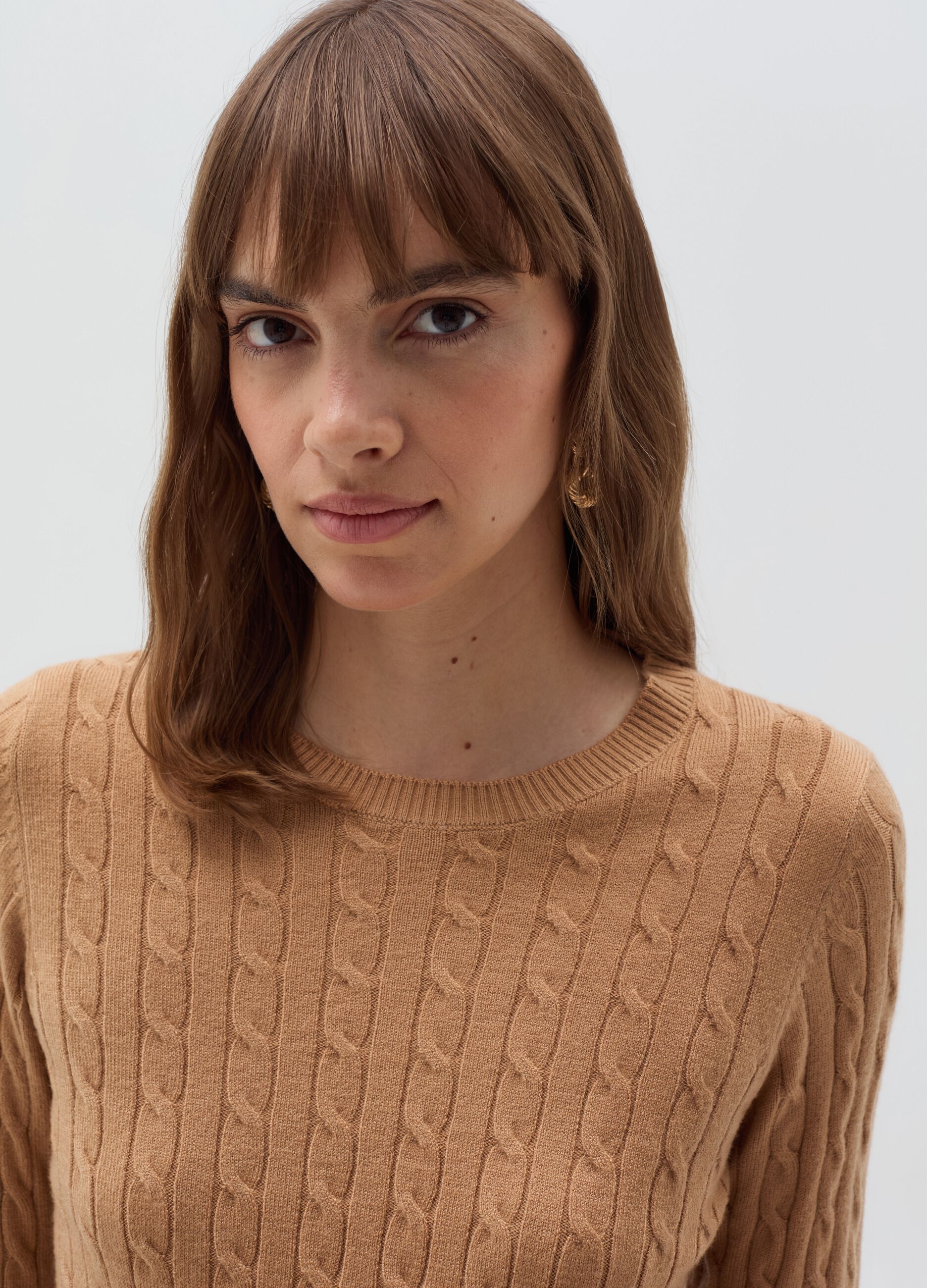 Ribbed pullover with cable-knit design