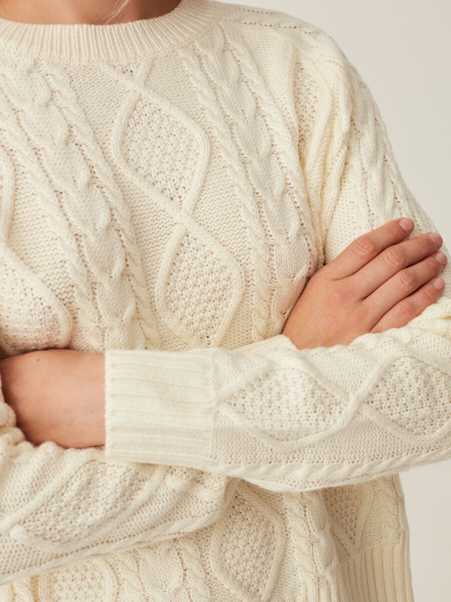 Pullover with cable-knit design_3