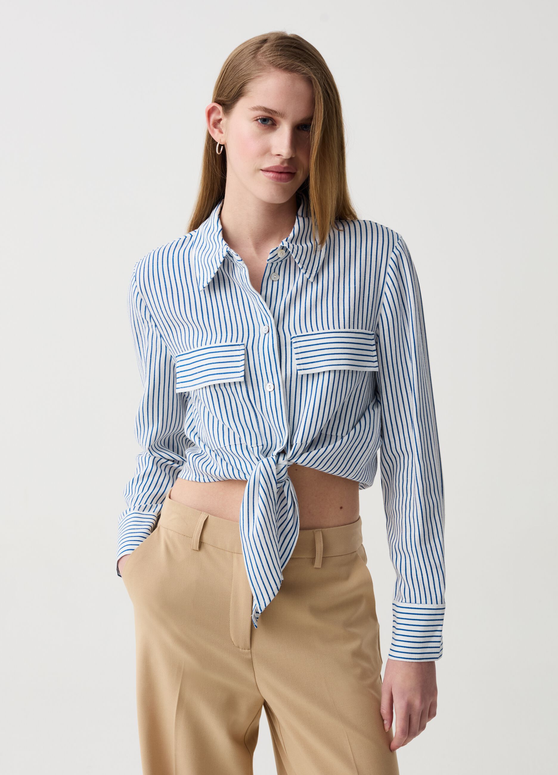 Cropped shirt with knot