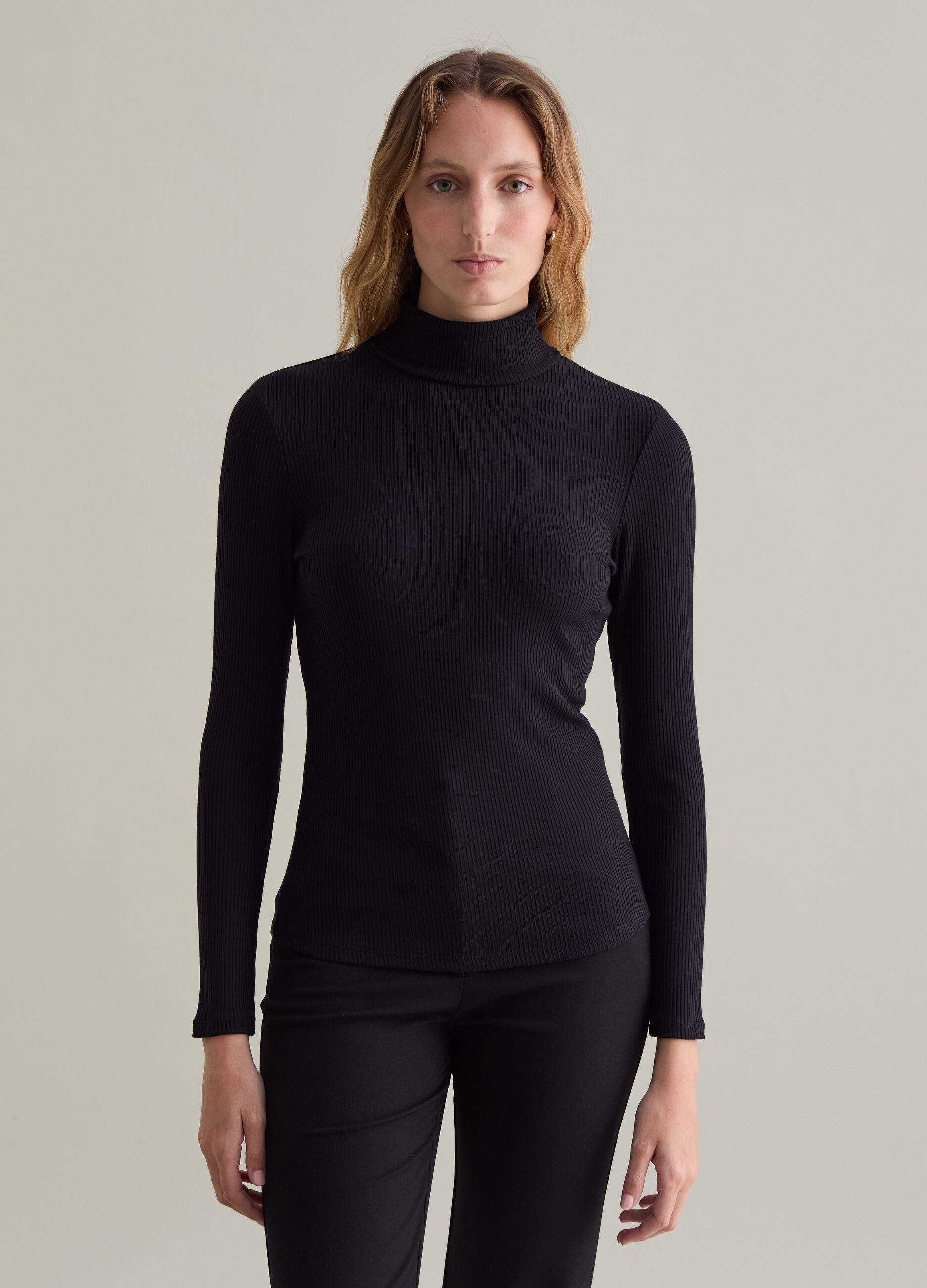 Contemporary flat-ribbed turtleneck pullover