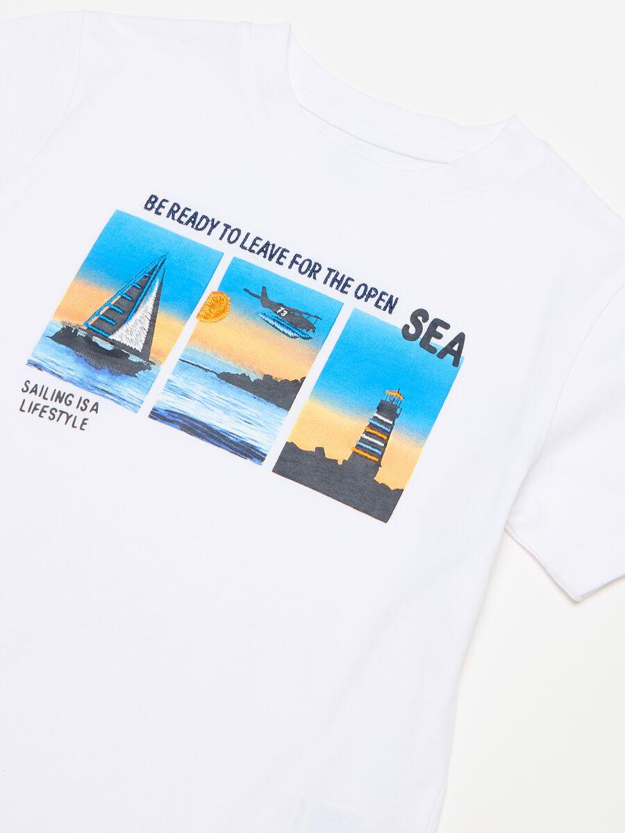 Camiseta estampado velero con bordados_2