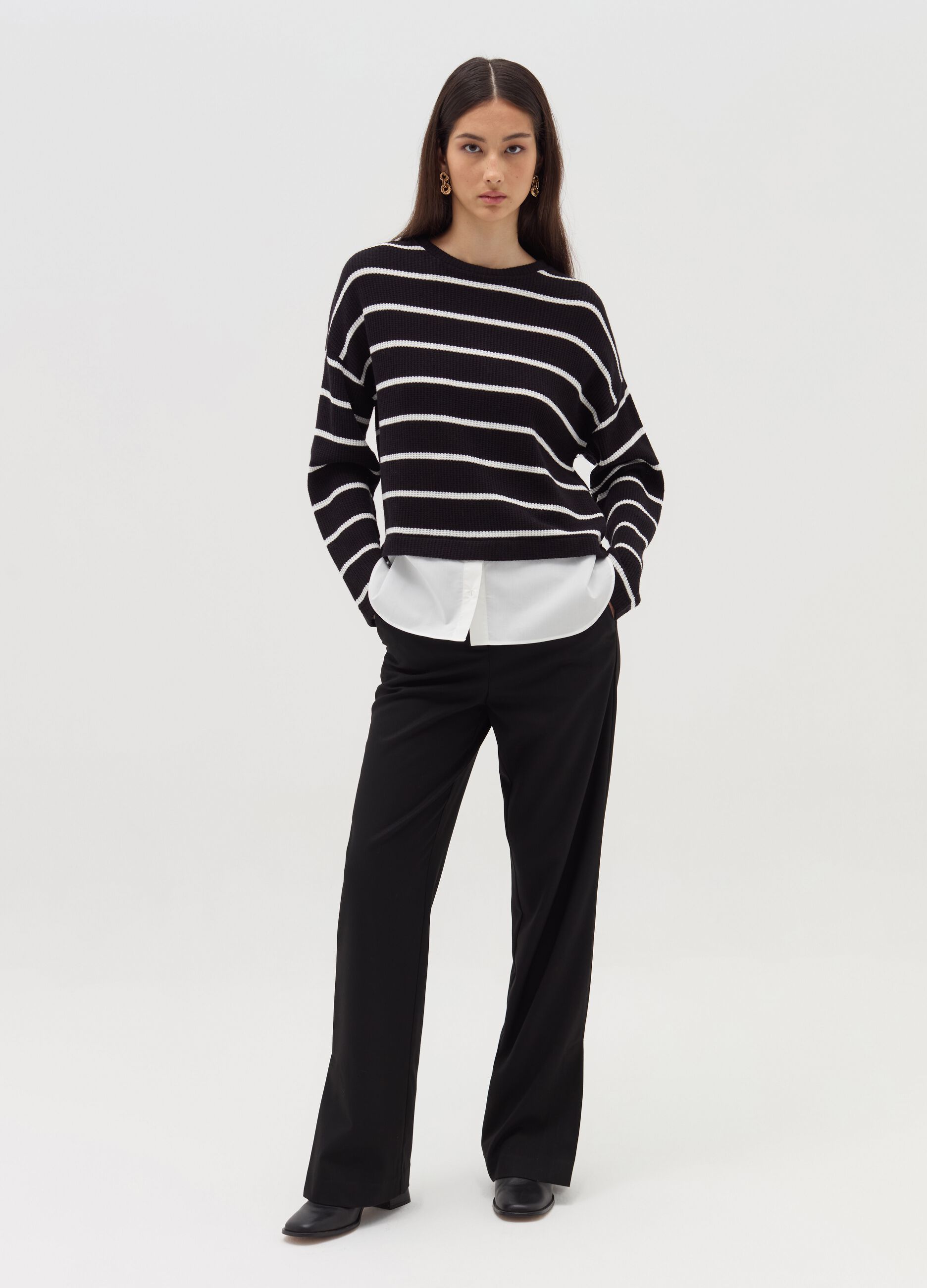 Trousers with splits on the hem