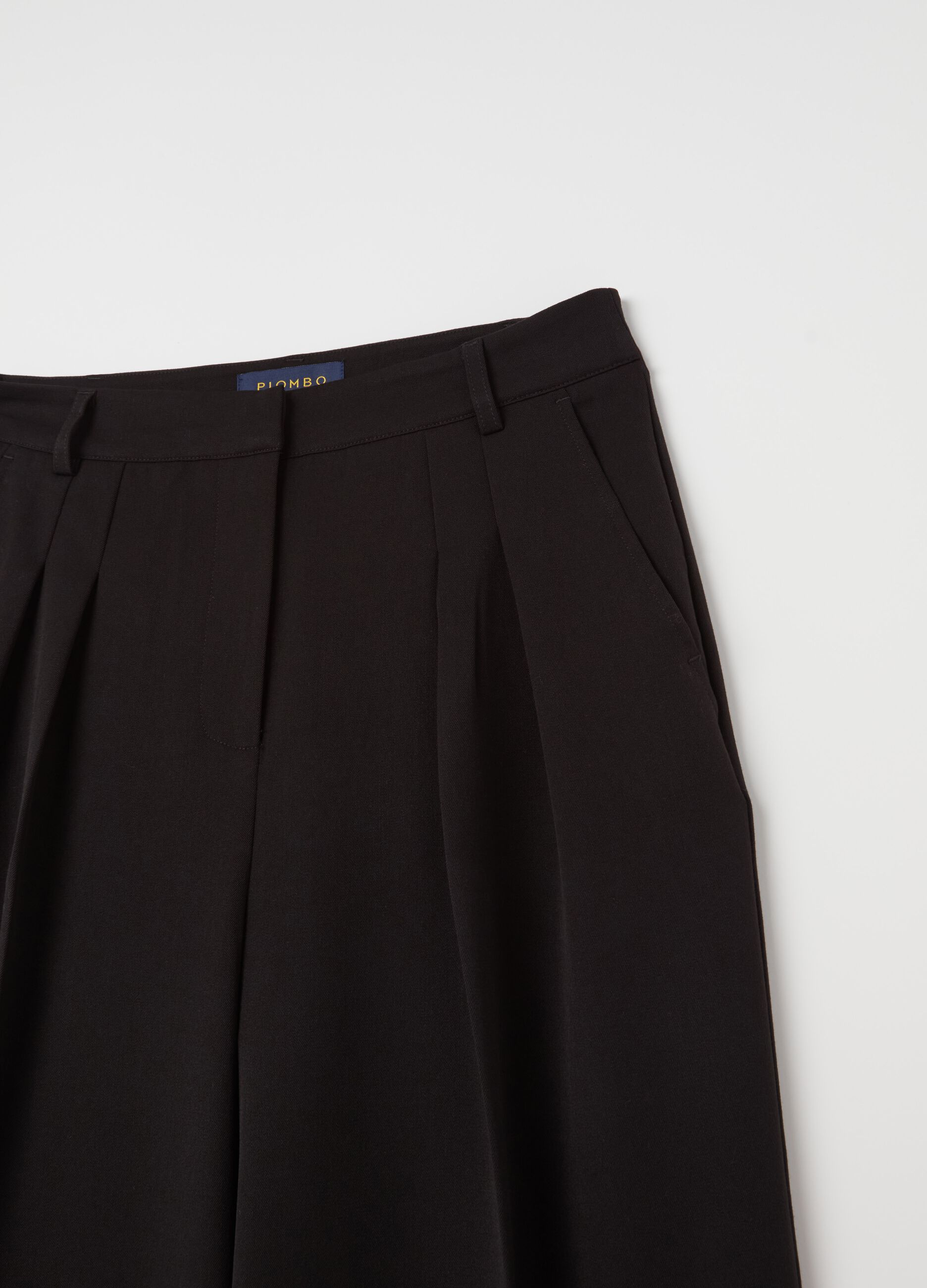 Contemporary wide-leg trousers with darts