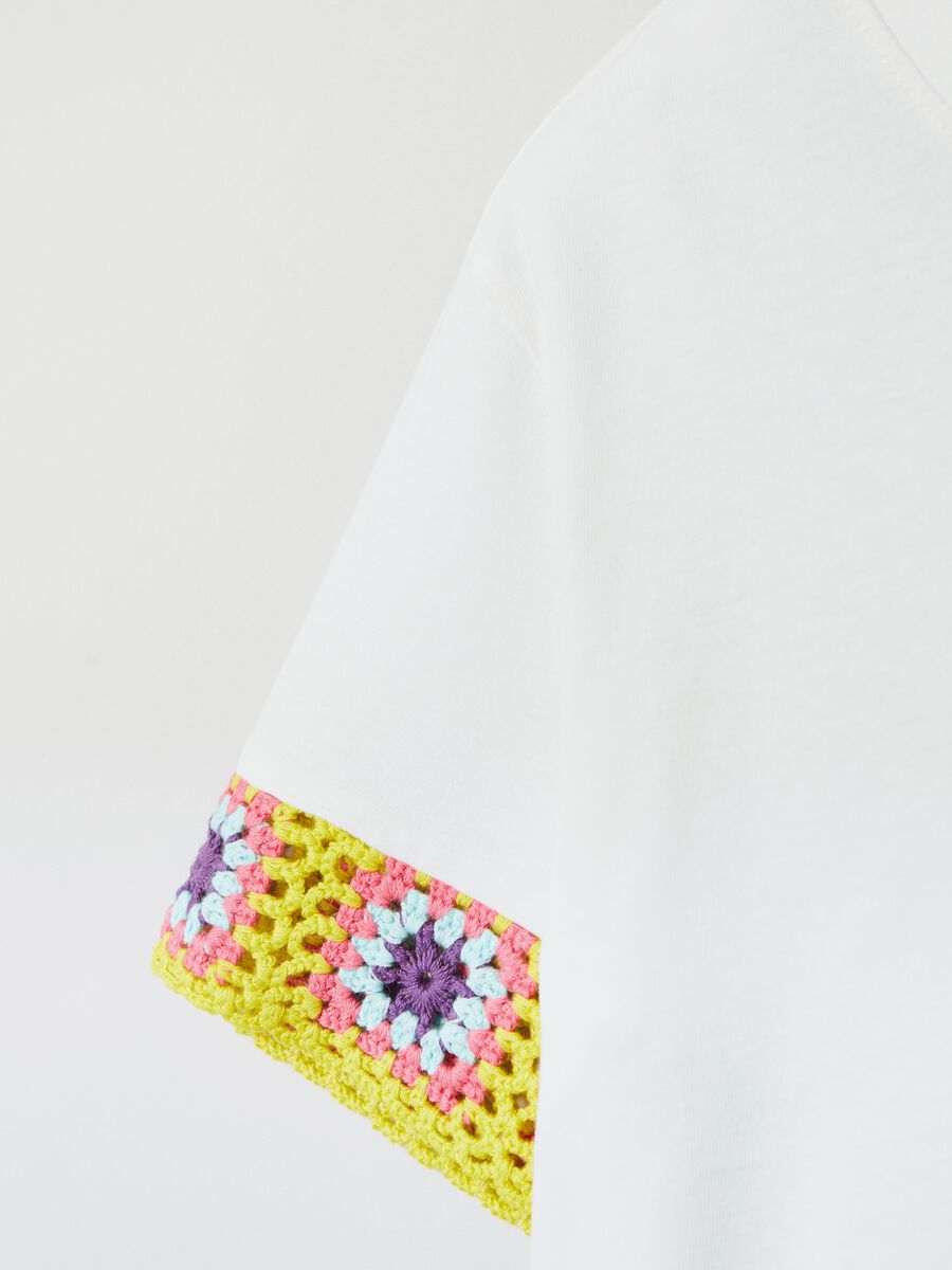 Cropped T-shirt with crochet insert_2