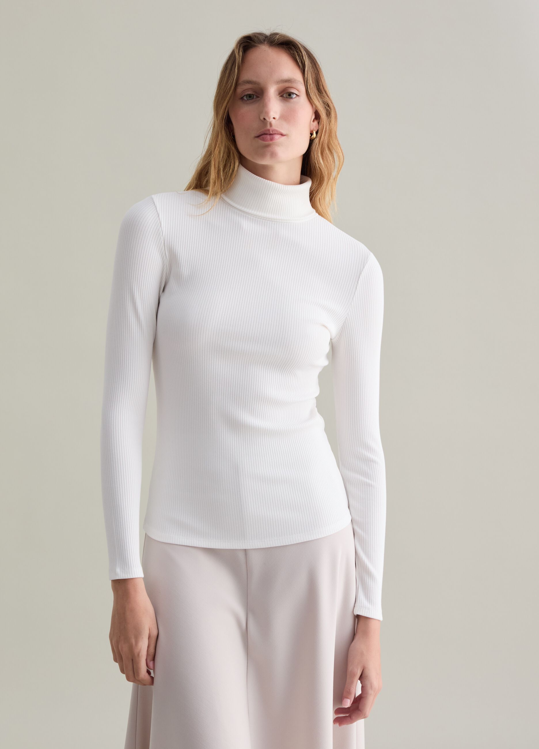 Contemporary flat-ribbed turtleneck pullover