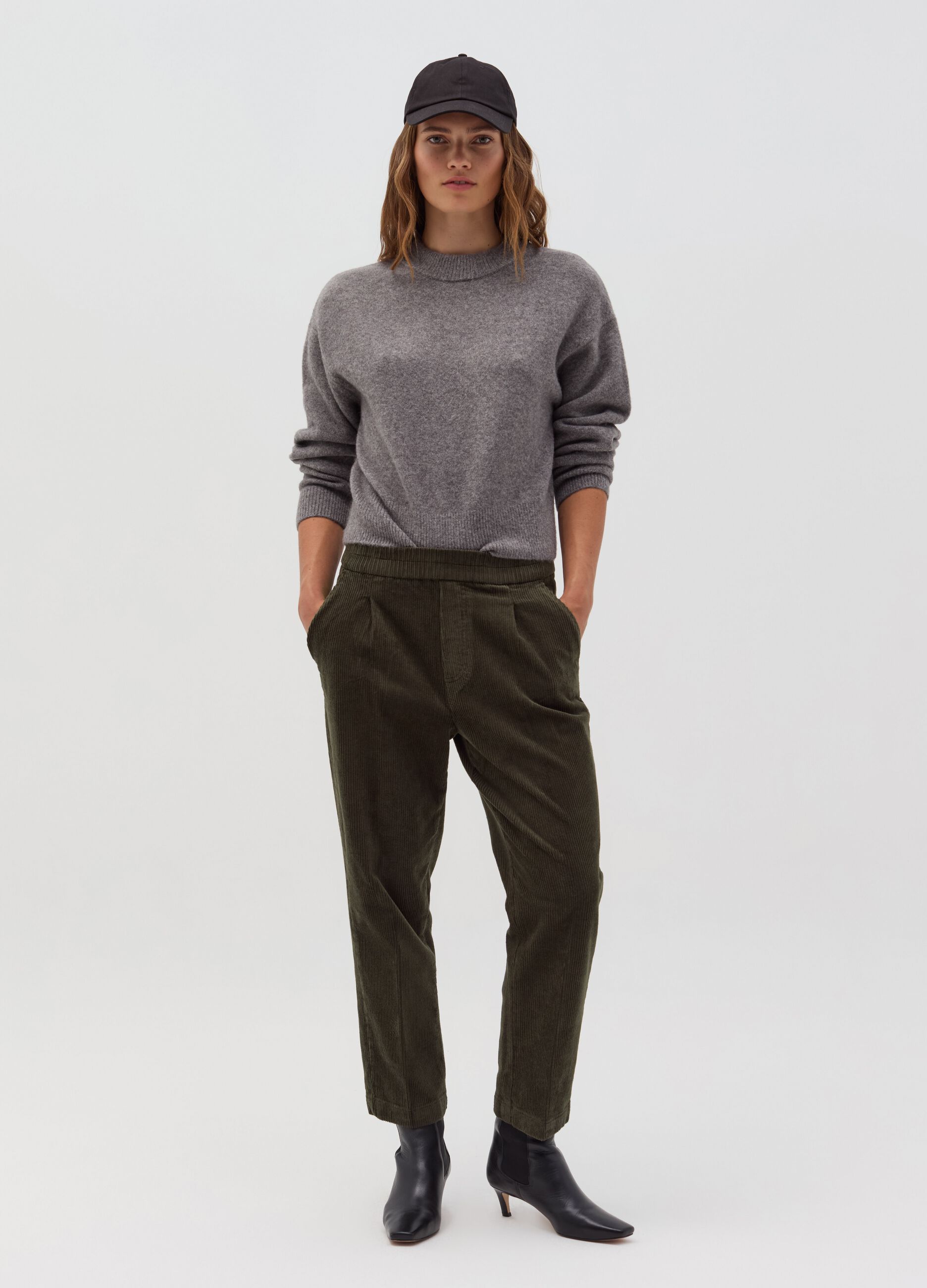 Pantalone carrot fit in corduroy con pinces