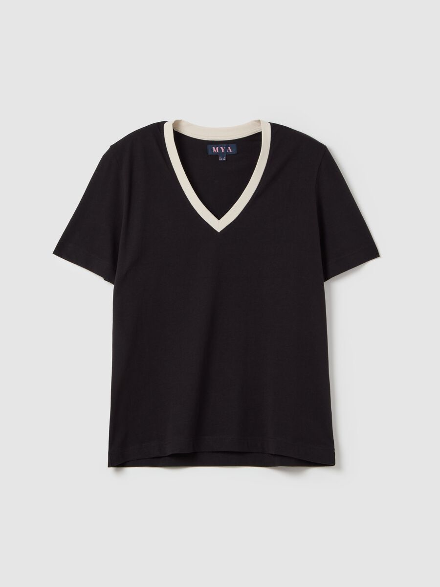 Curvy T-shirt with contrasting V neck_4