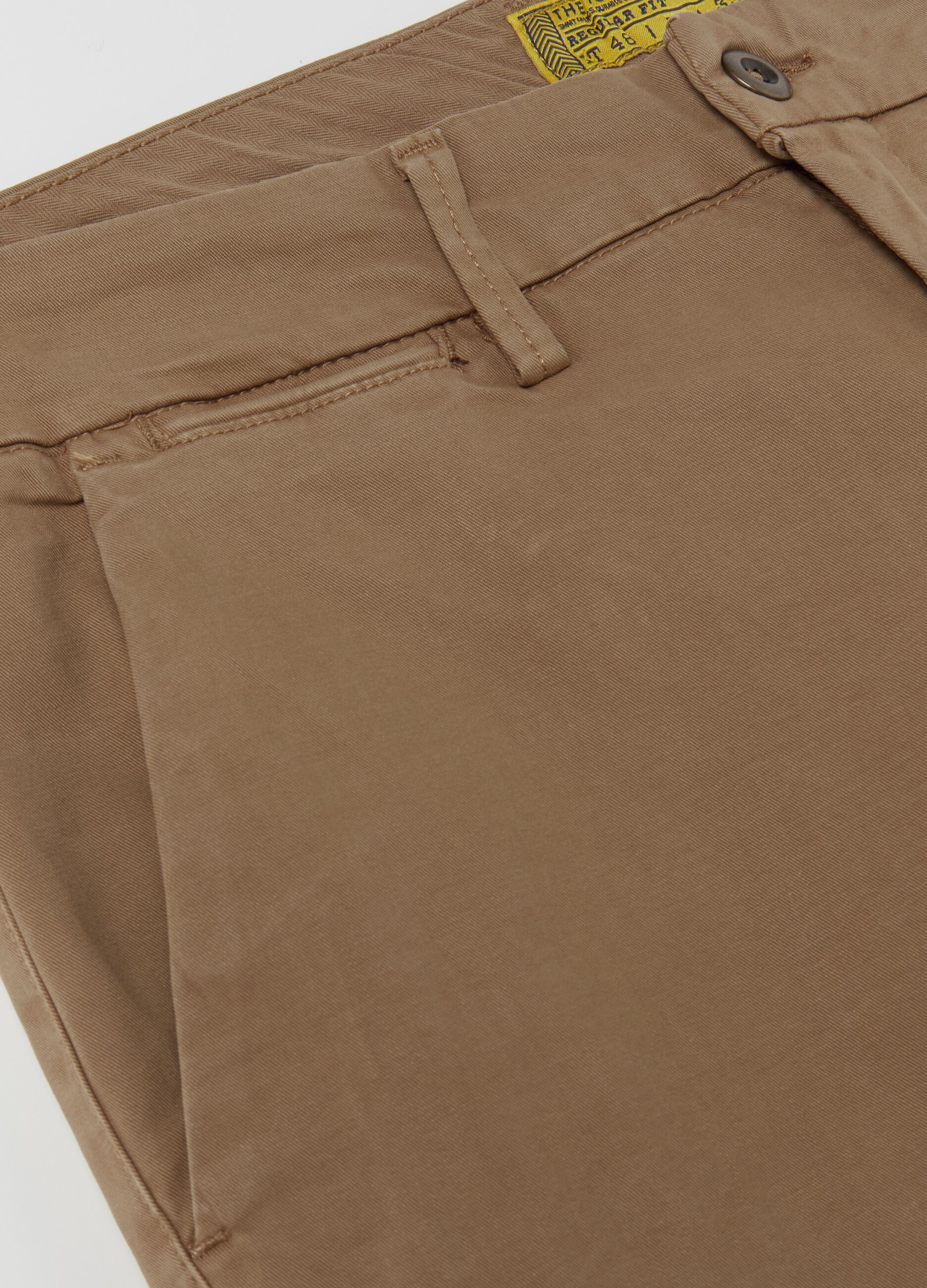 Pantalone chino regular fit in cotone stretch