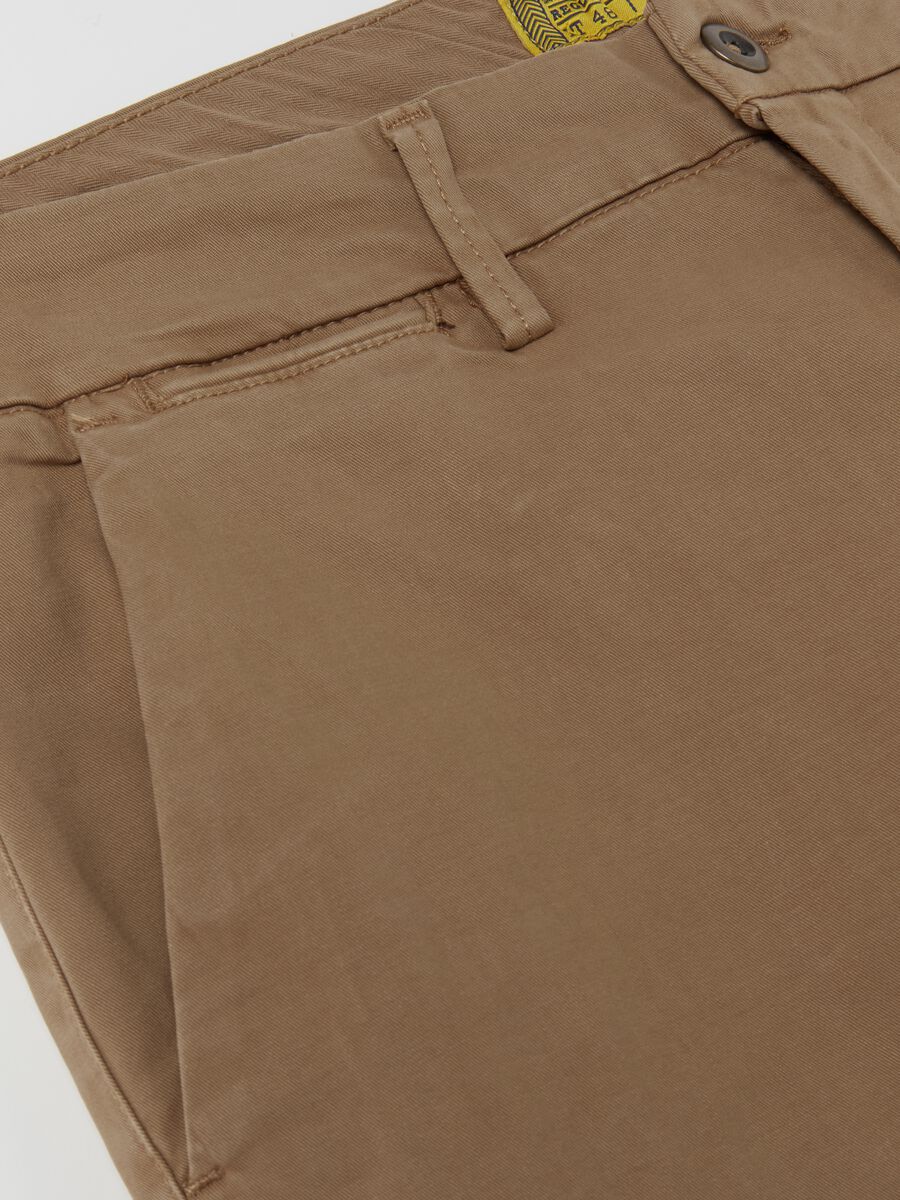 Pantalone chino regular fit in cotone stretch_5