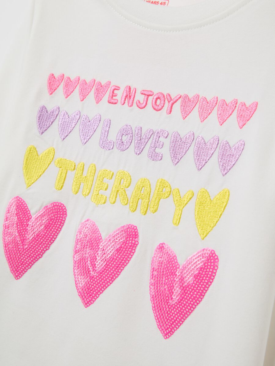 T-shirt con ricamo "Enjoy Love Therapy"_2