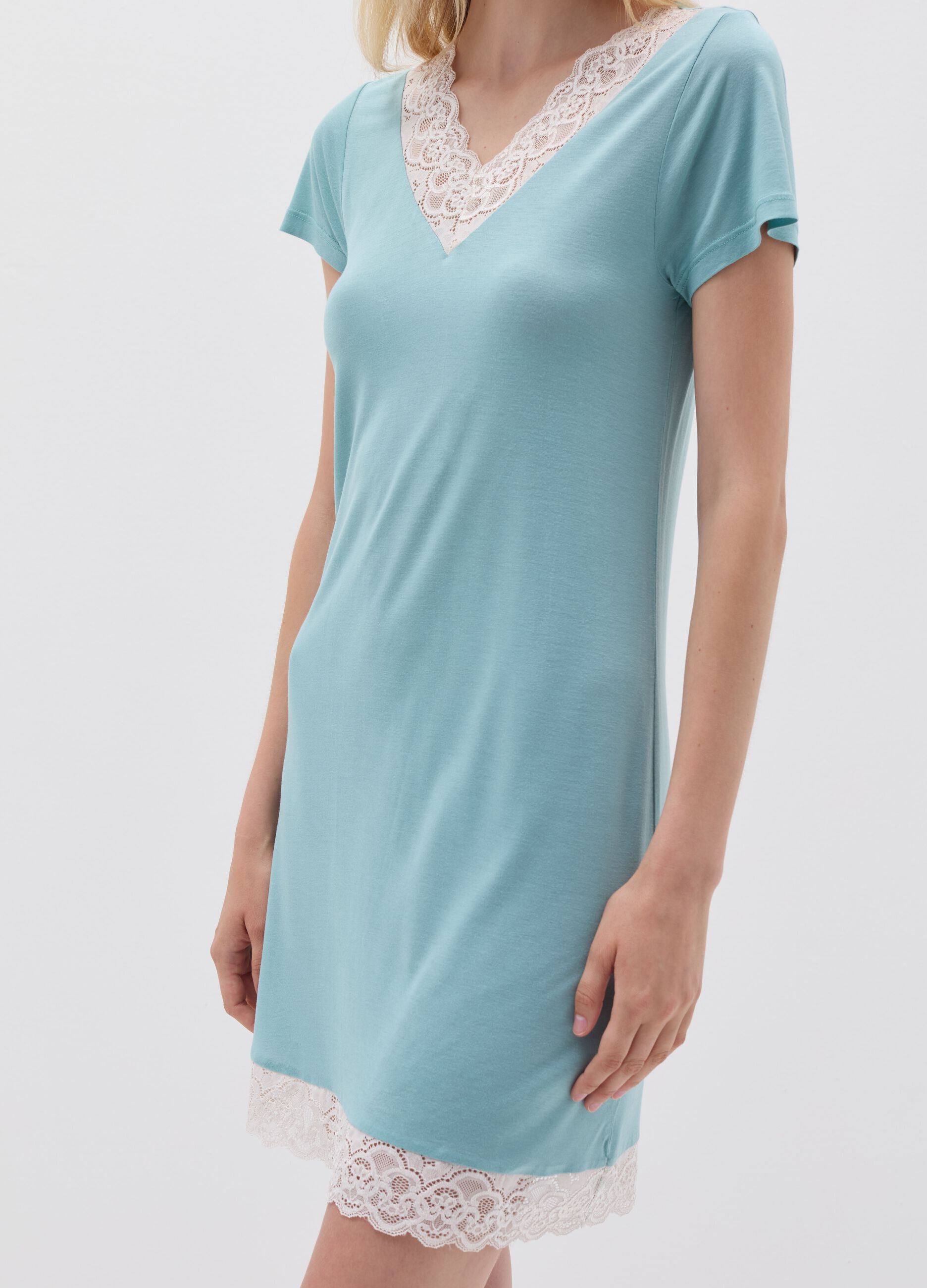 Nightdress with short lace sleeves