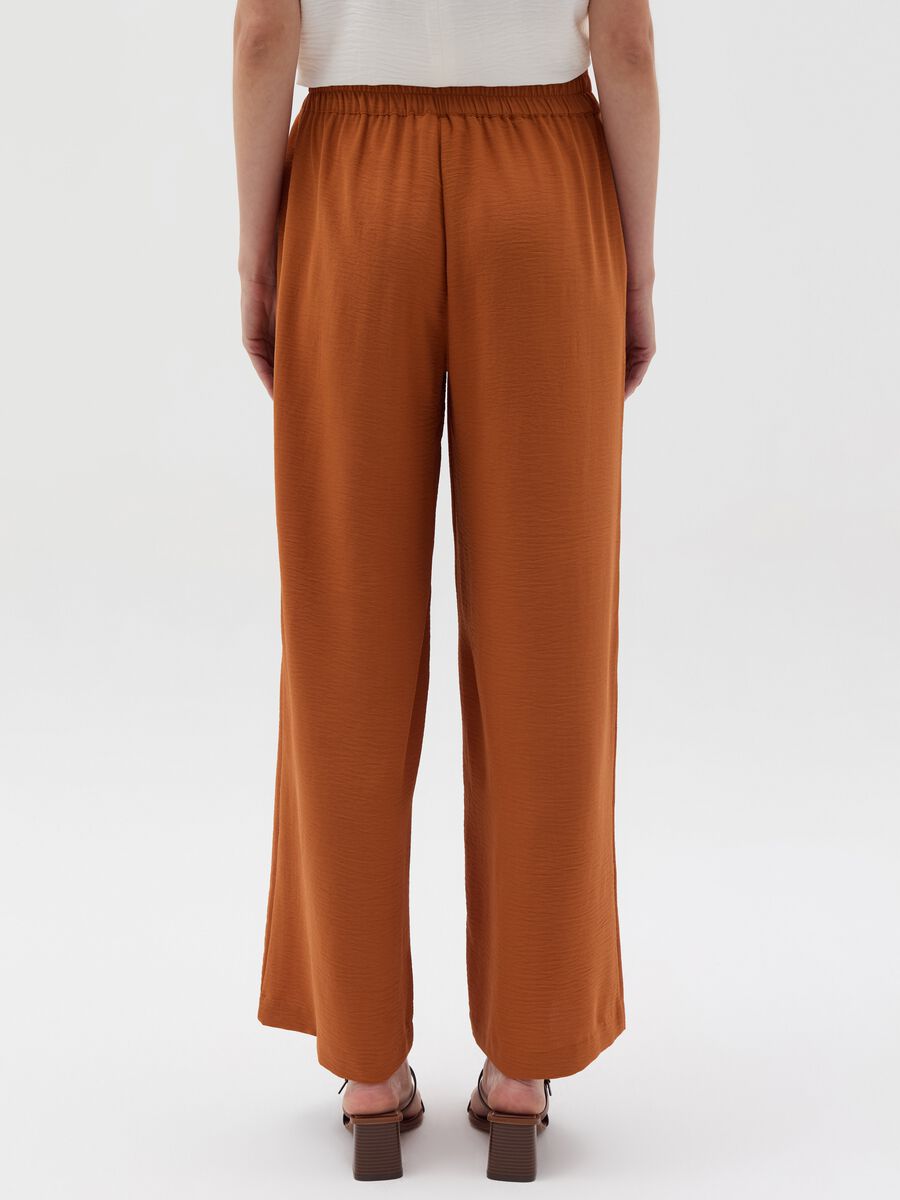 Crinkle-effect fluid trousers_2