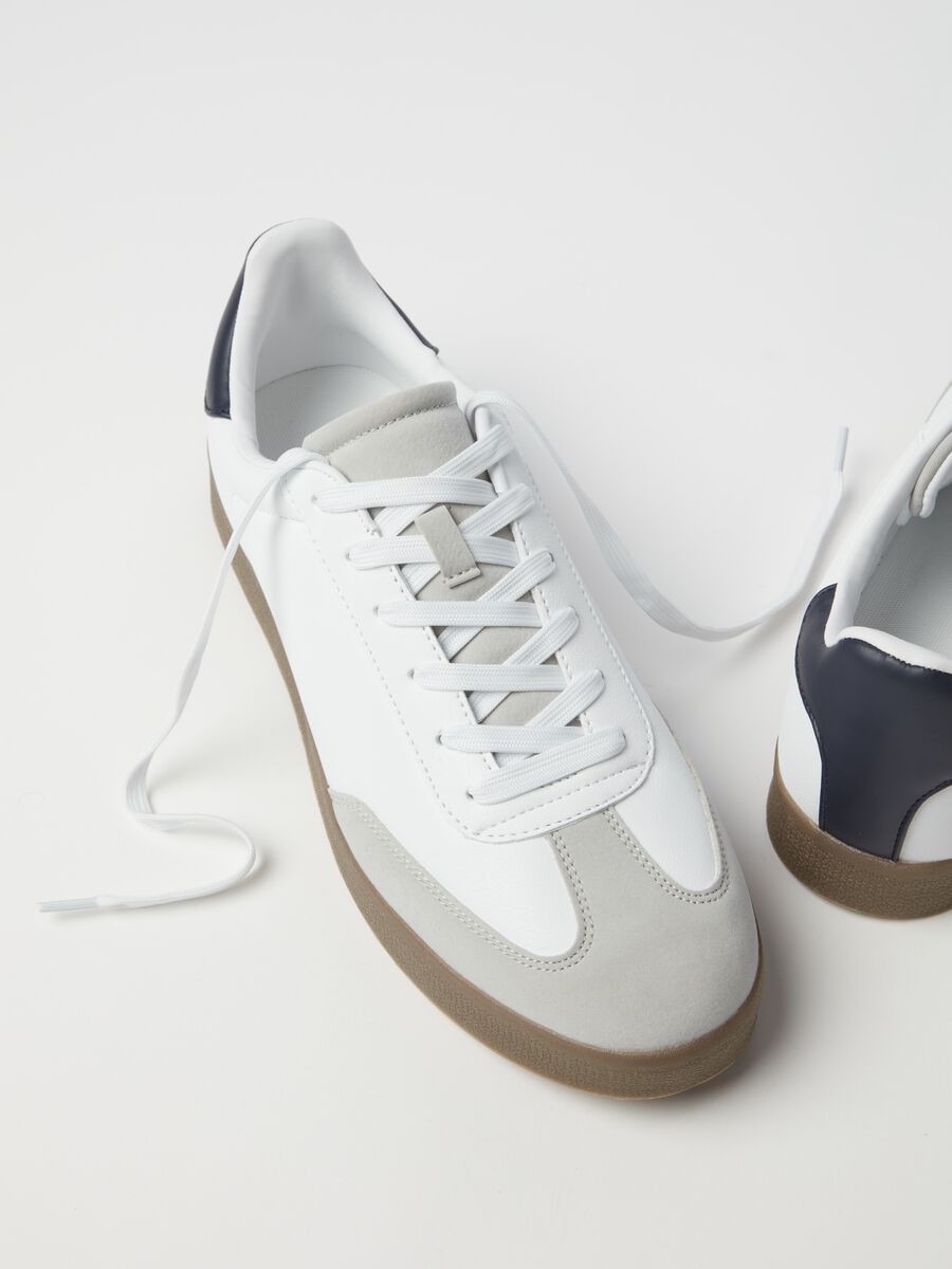 Low-rise sneakers with matching laces_2