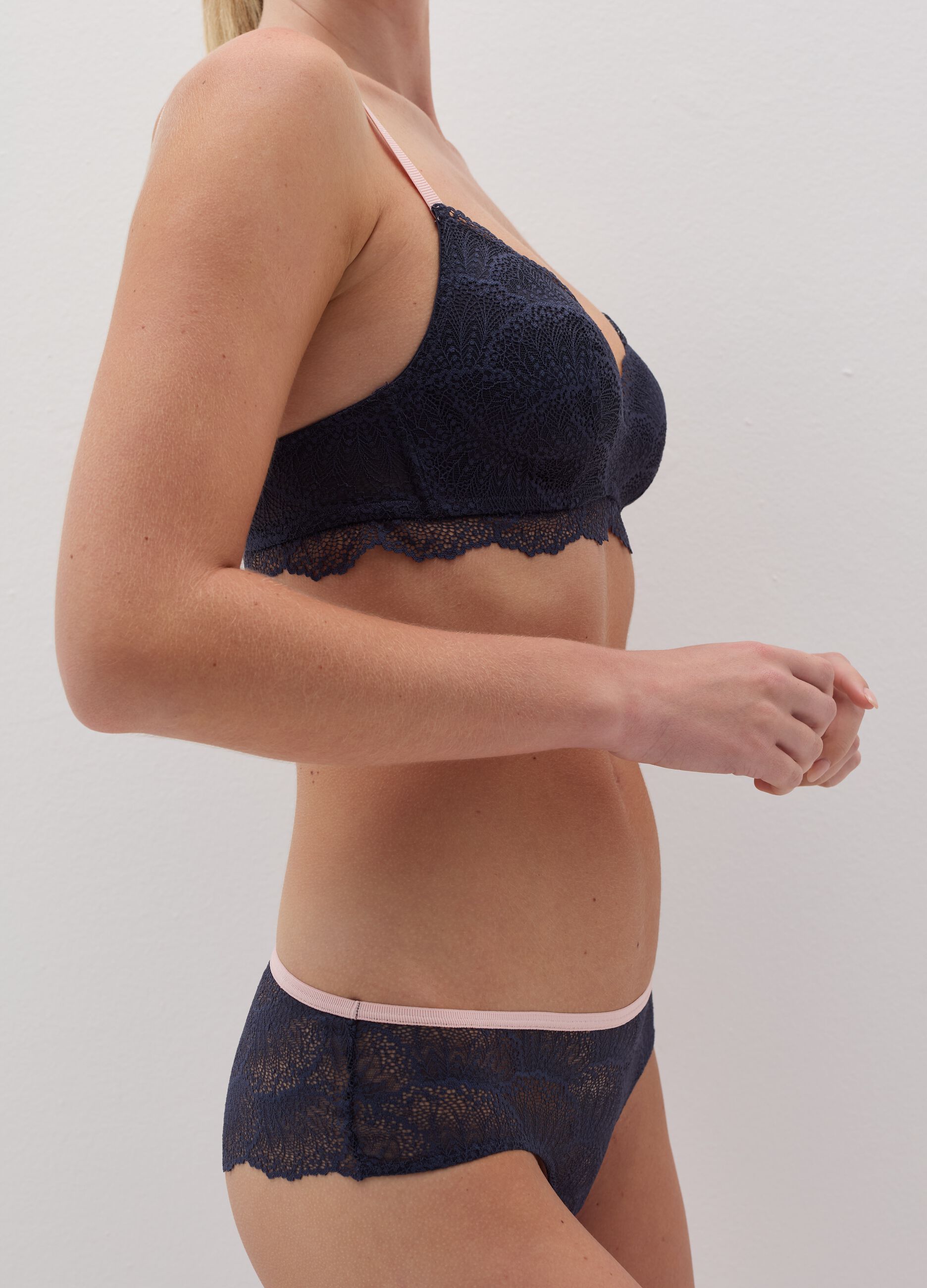 Ele two-tone lace bra without underwiring with cup