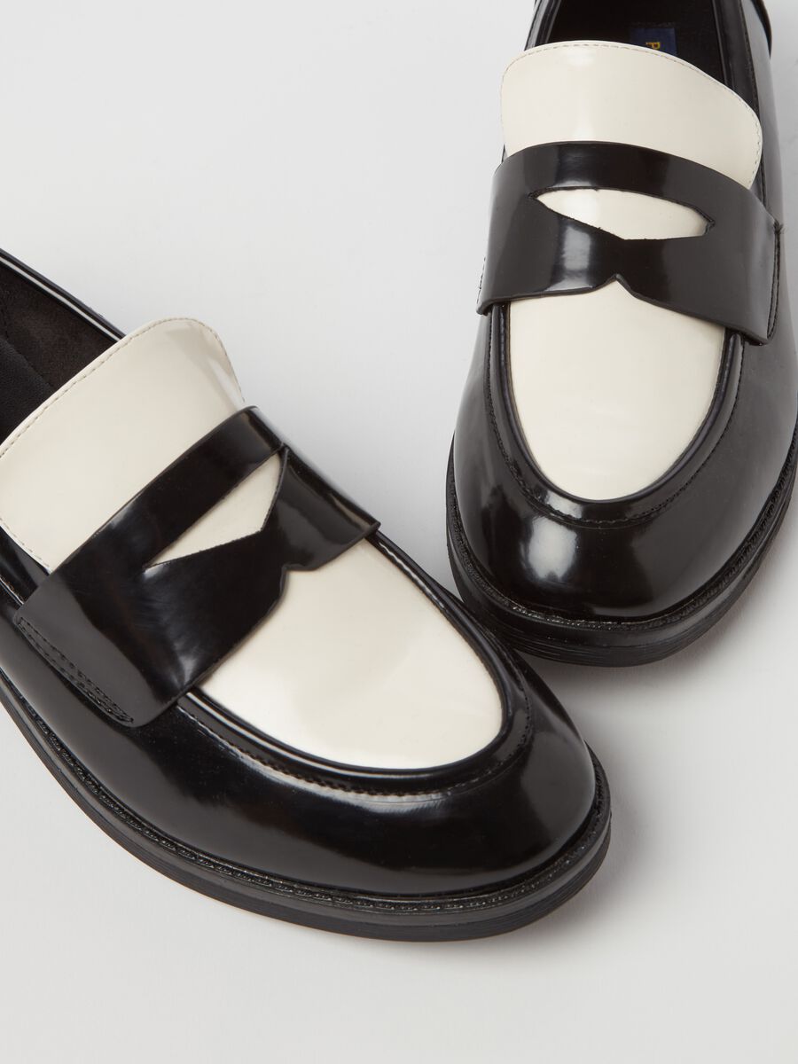 Two-tone moccasins in patent leather_2