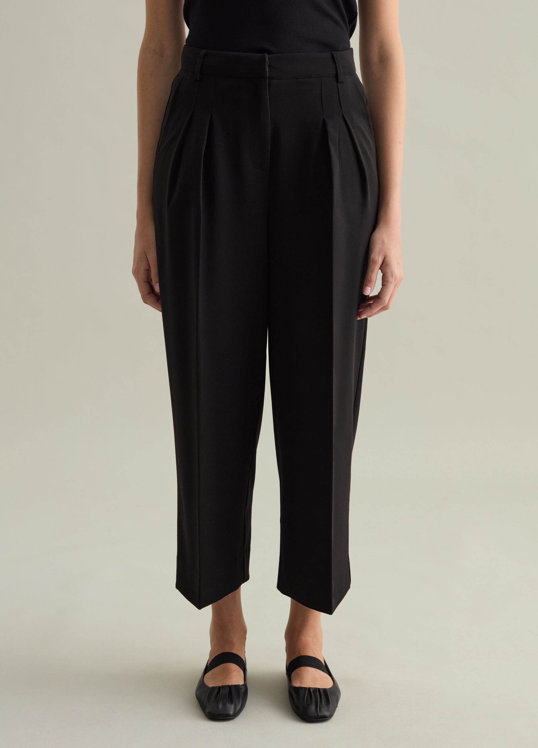 Contemporary wide-leg trousers with darts