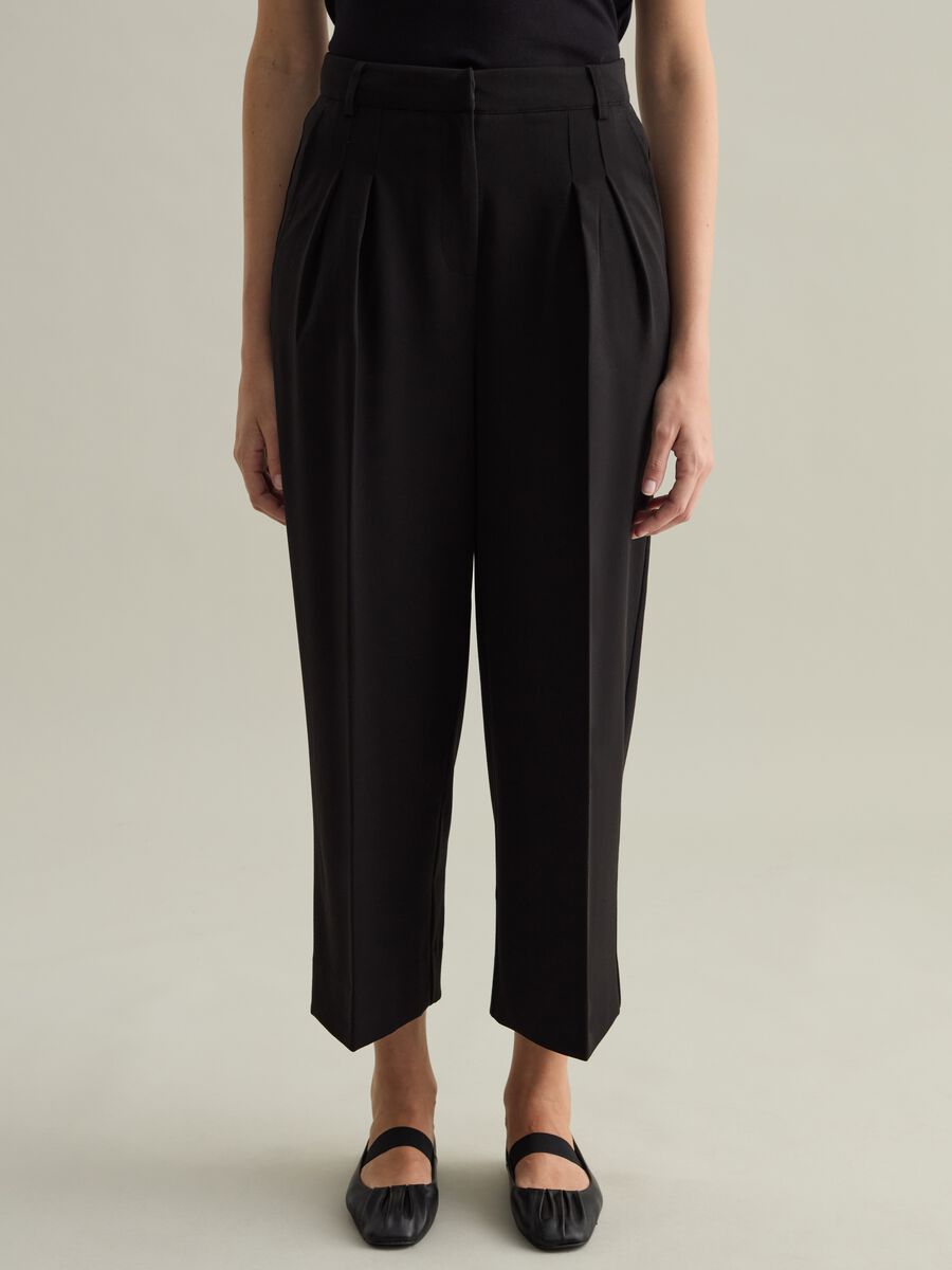 Contemporary wide-leg trousers with darts_3