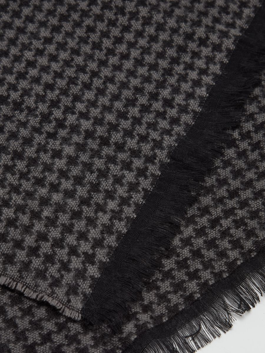 Fringed houndstooth scarf_2