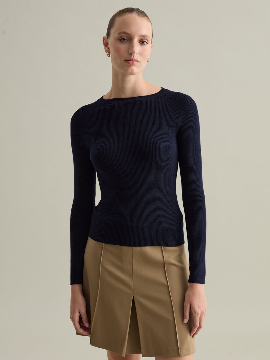 Contemporary ribbed top with raglan sleeves_0