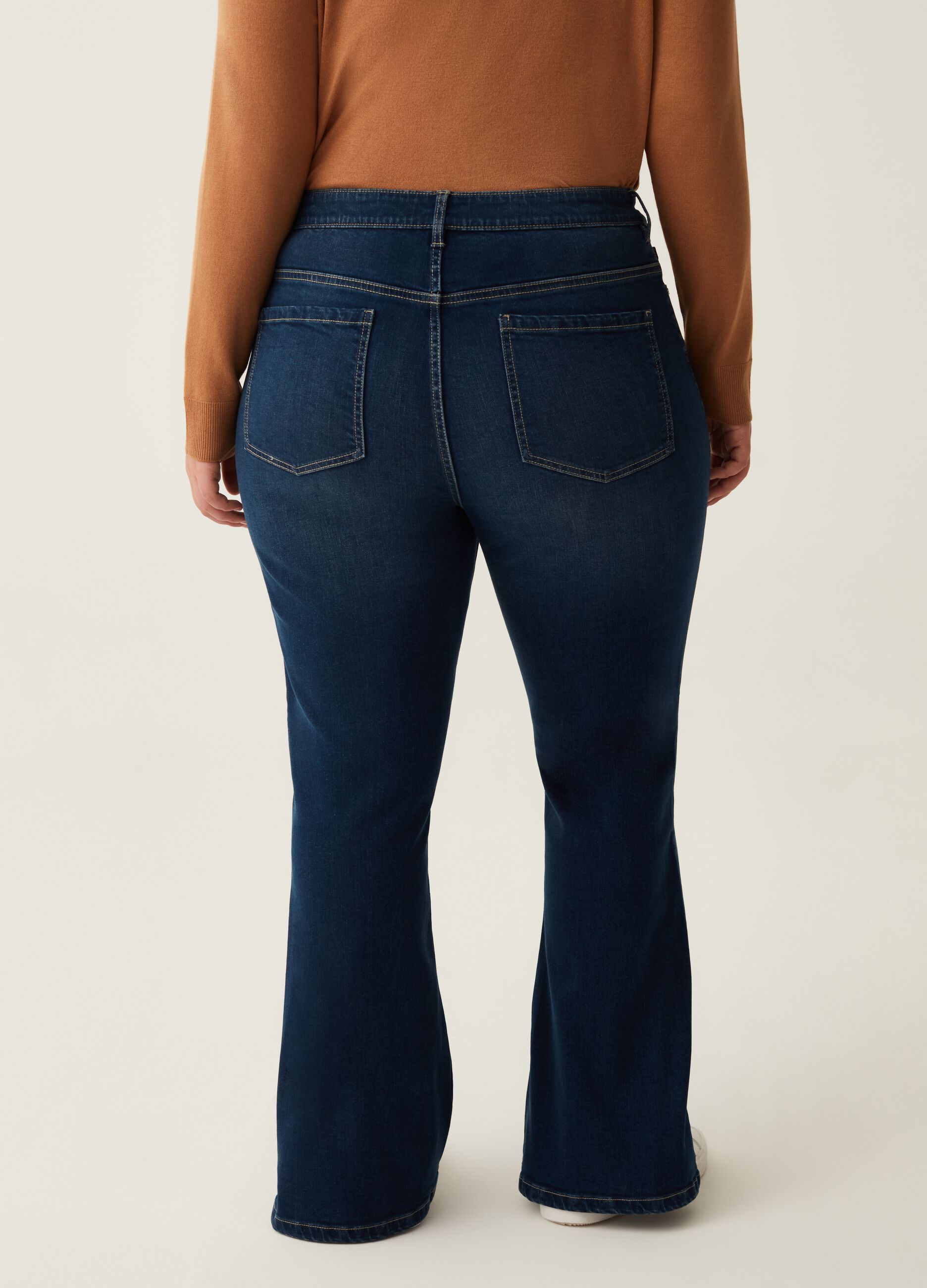 Curvy bell-bottom stretch jeans