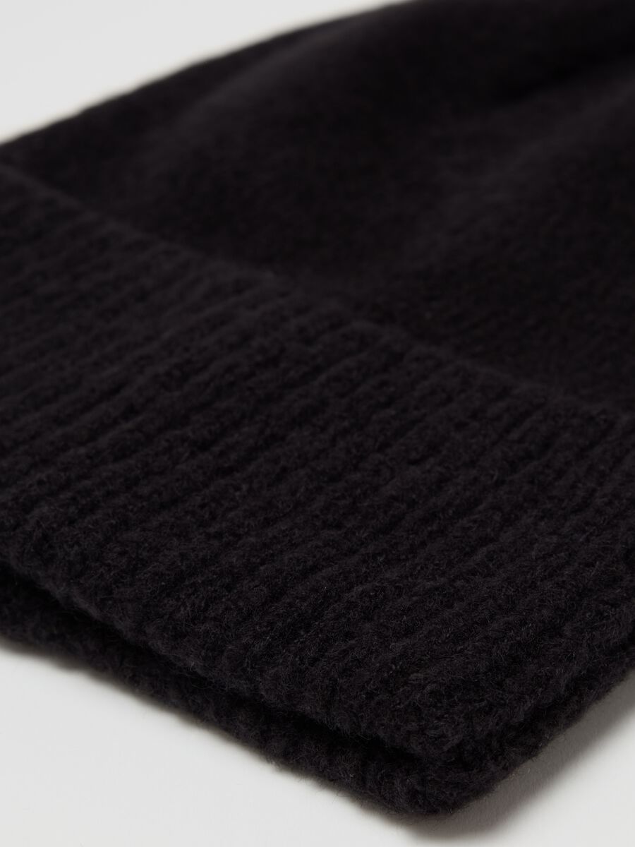 Knitted hat with ribbed fold_1