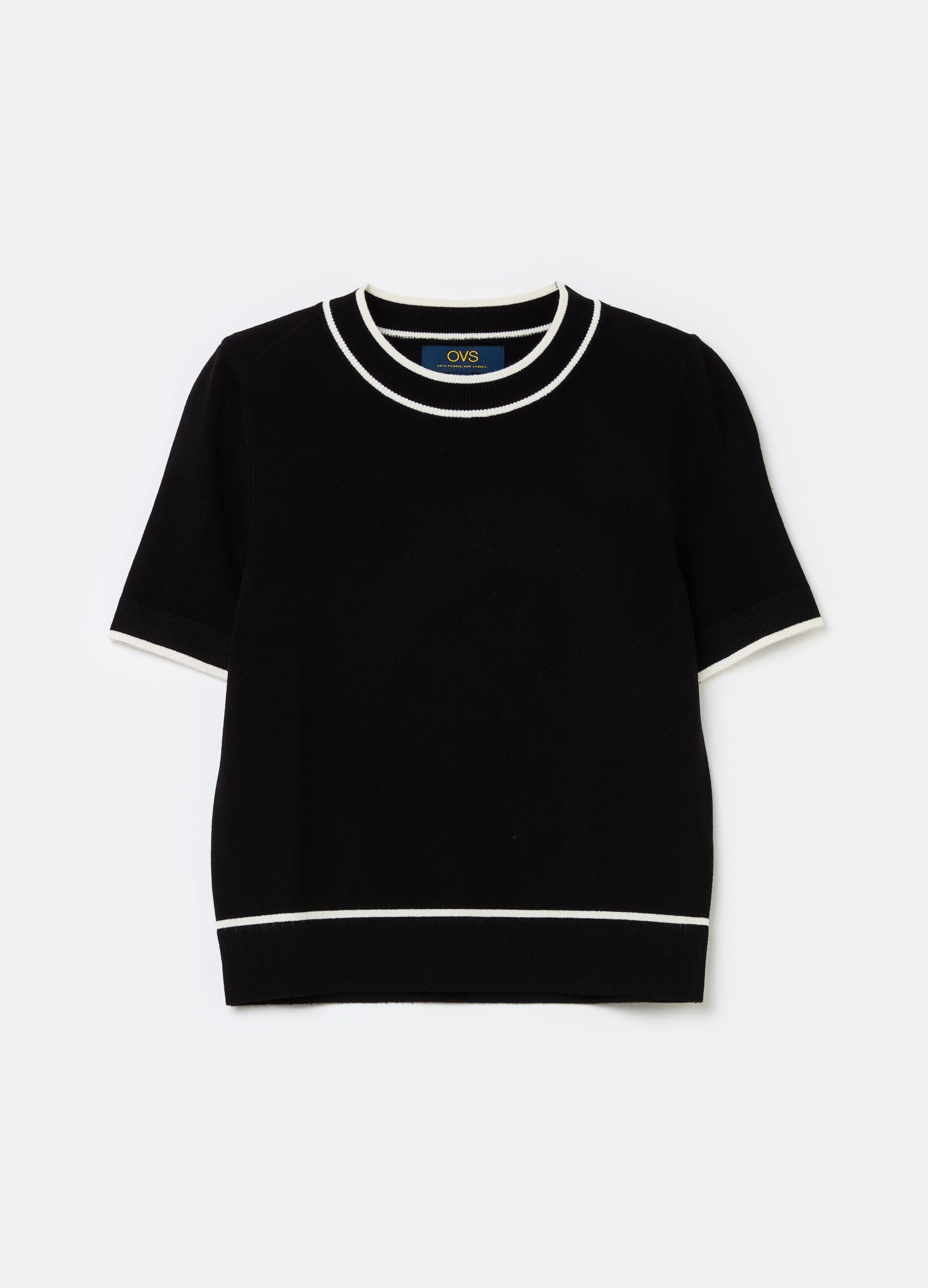 Short-sleeved top with contrasting edges