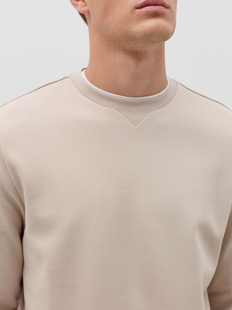 Sweatshirt with round neck and V detail_3