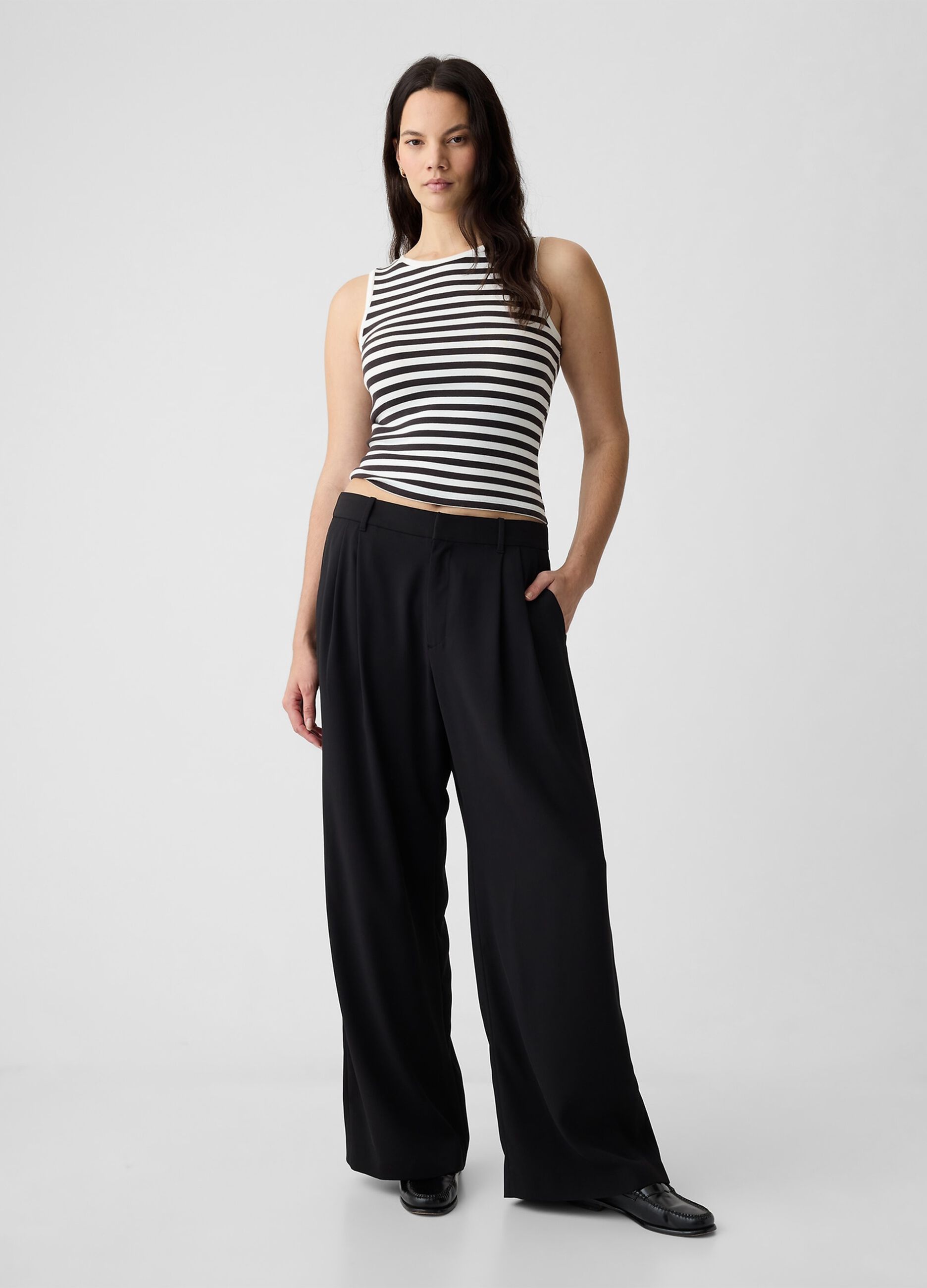 Wide-leg trousers with high waist and darts