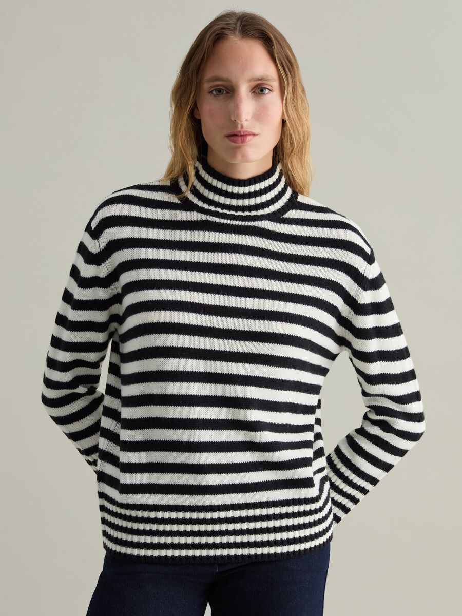 High-neck top with striped pattern_0