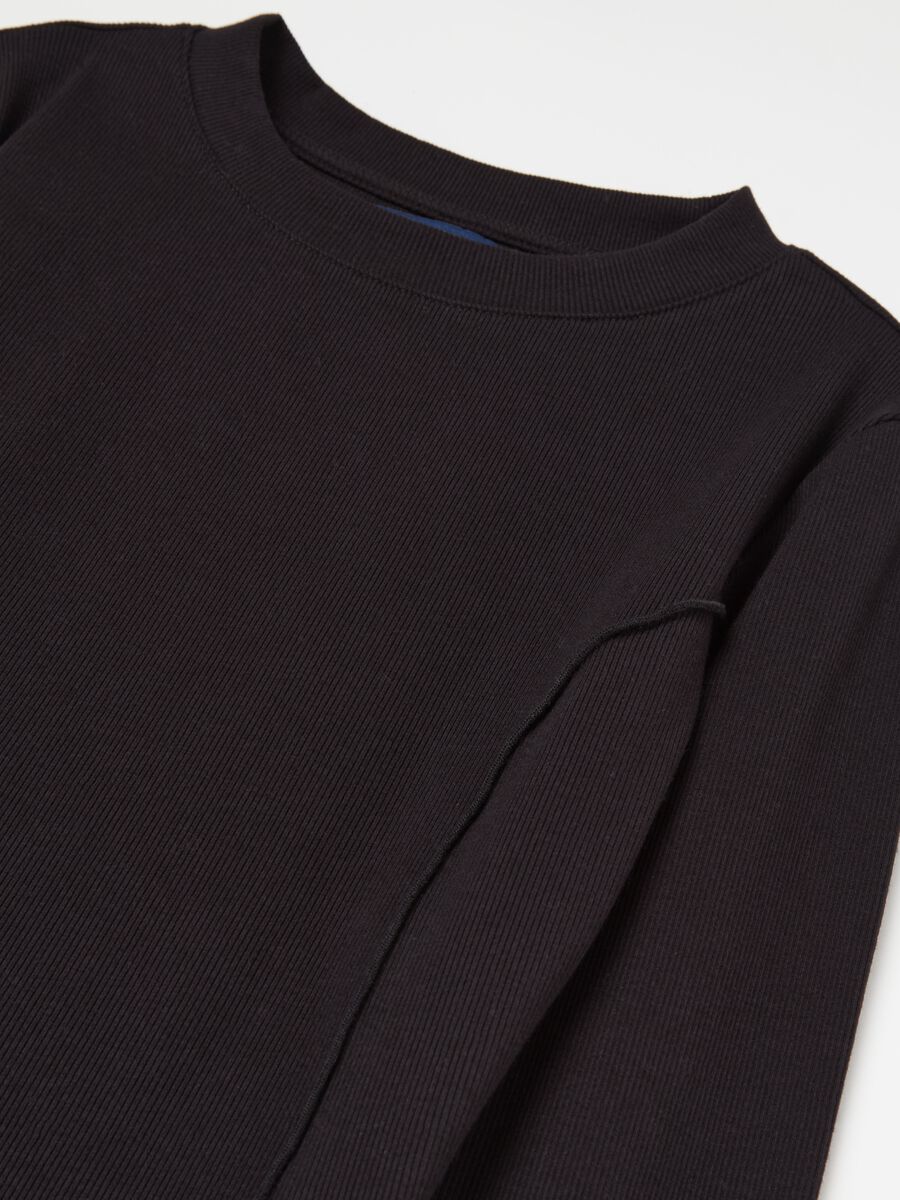 Ribbed T-shirt with raised stitching_5