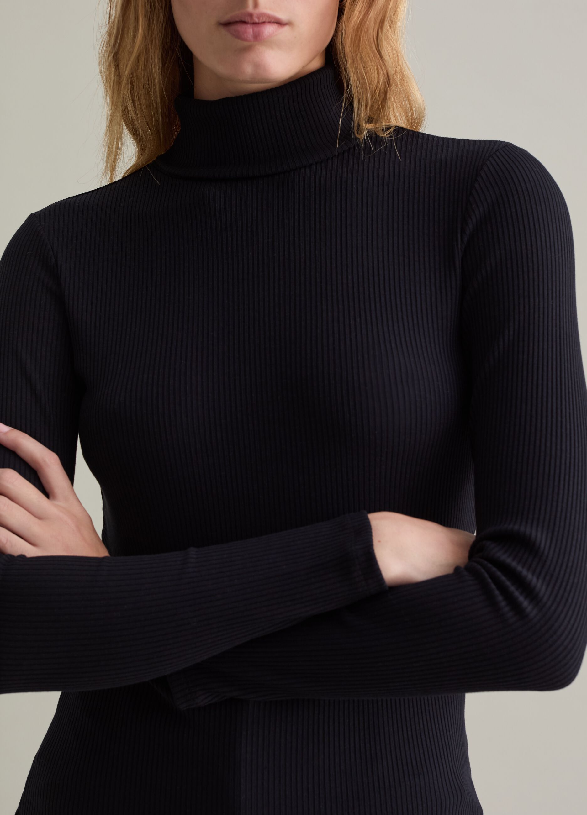 Contemporary flat-ribbed turtleneck pullover