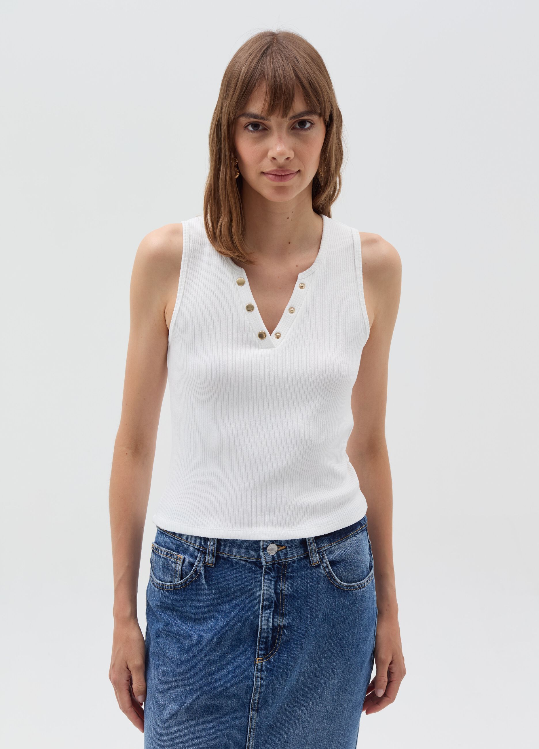 Tank top with V neck with buttons