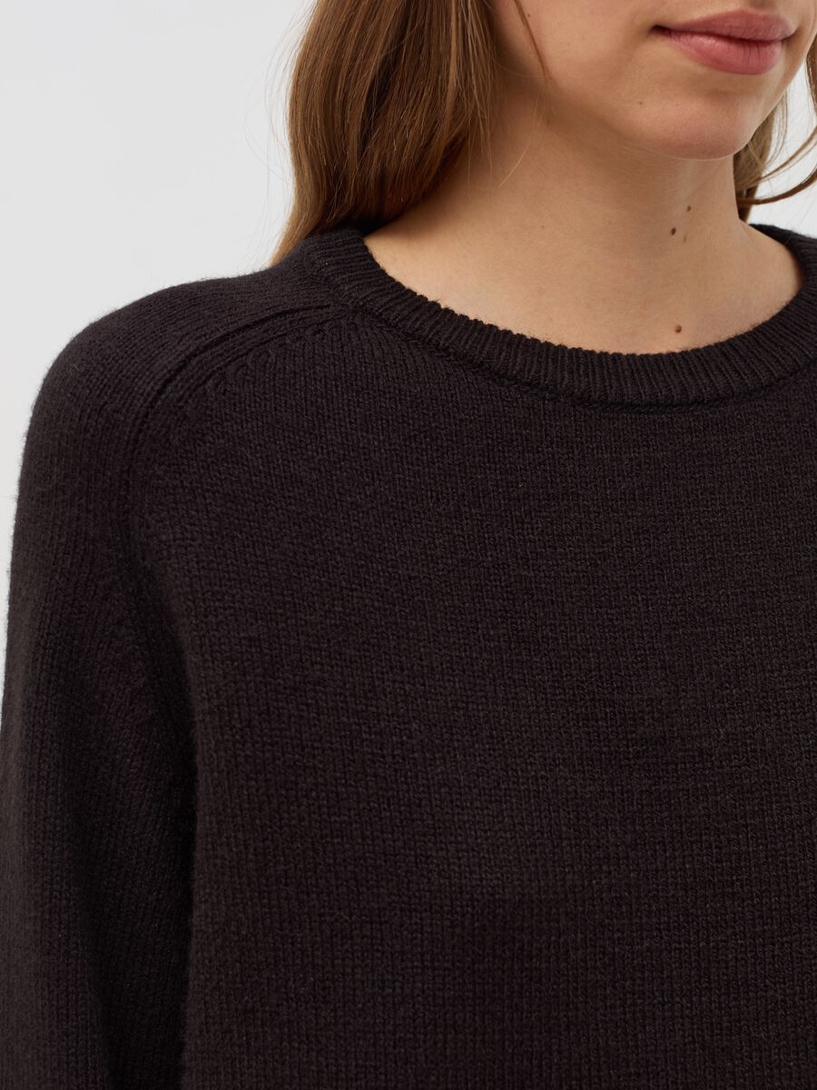 Pullover with raglan sleeves_3