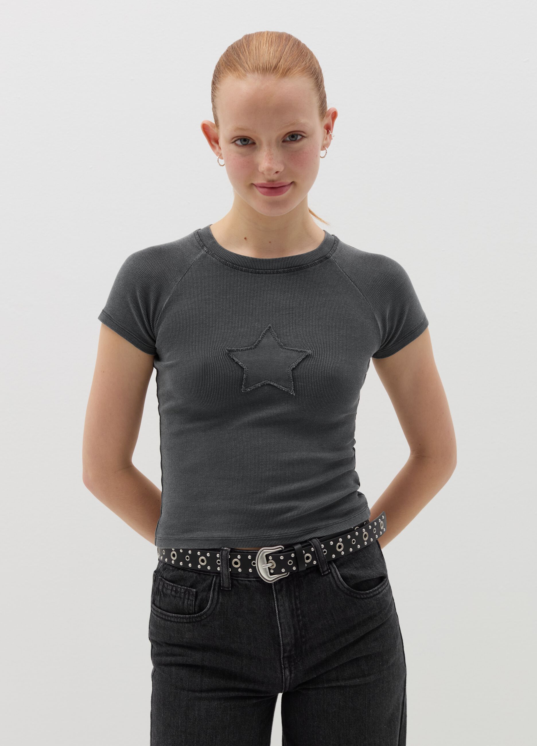 T-shirt crop a costine con ricamo