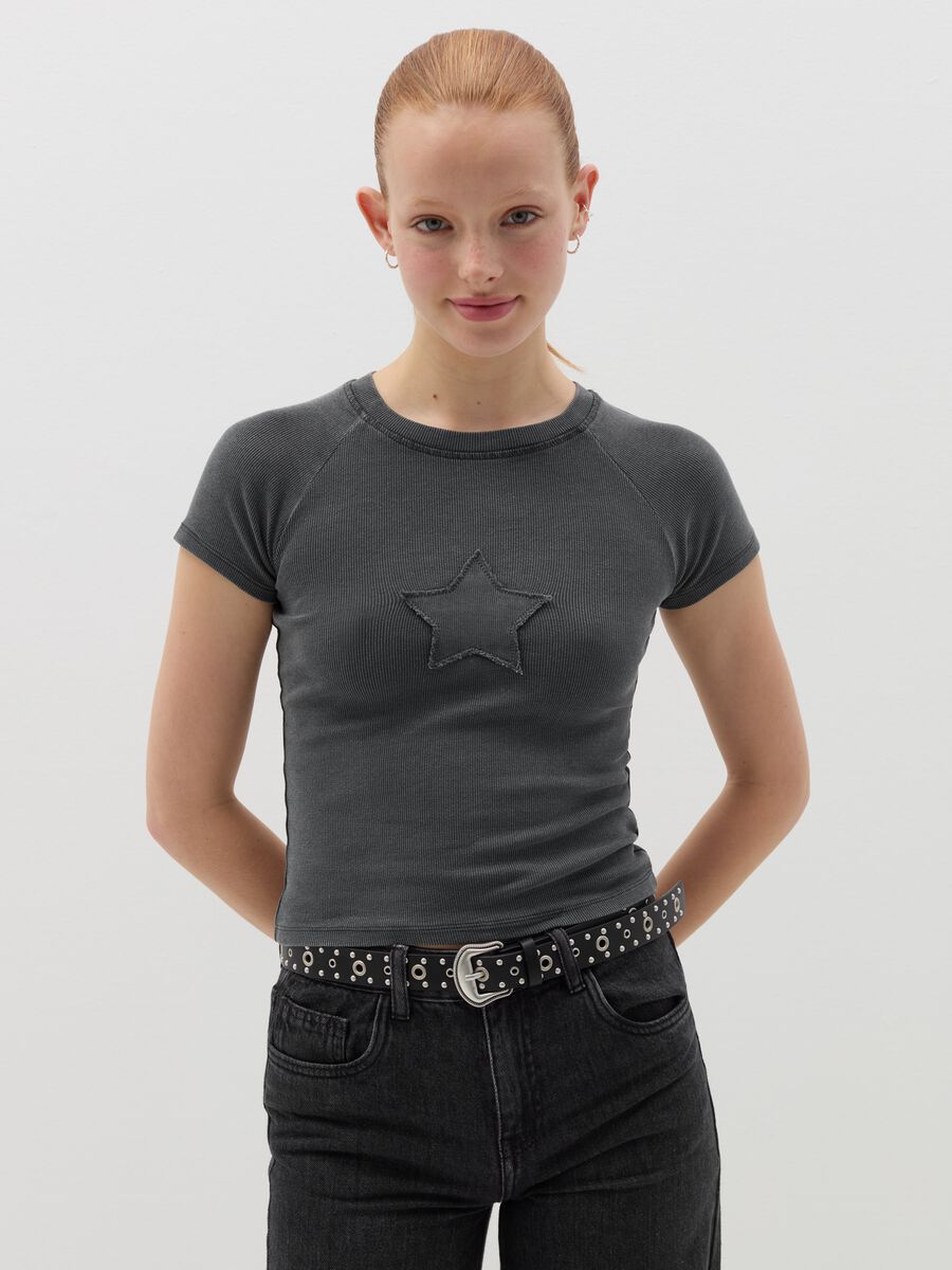 T-shirt crop a costine con ricamo_1