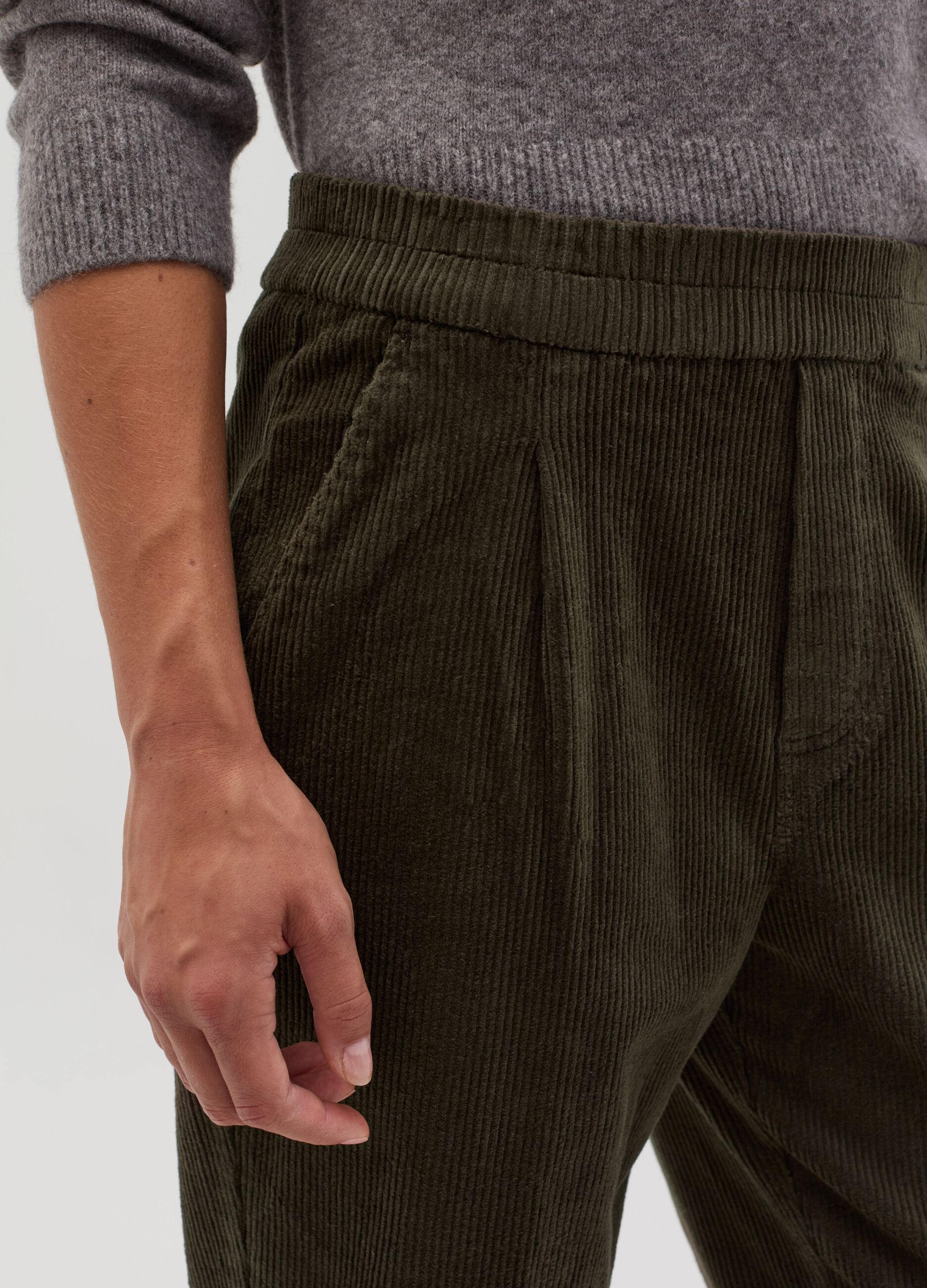 Pantalone carrot fit in corduroy con pinces