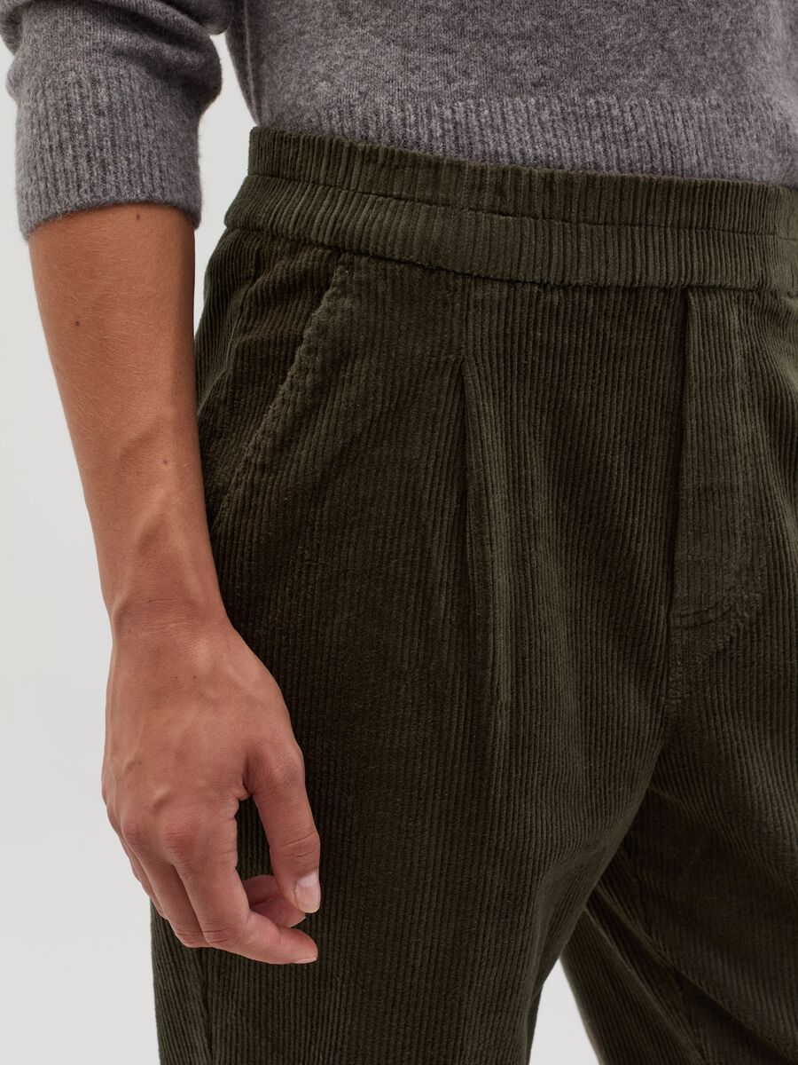 Pantalone carrot fit in corduroy con pinces_3