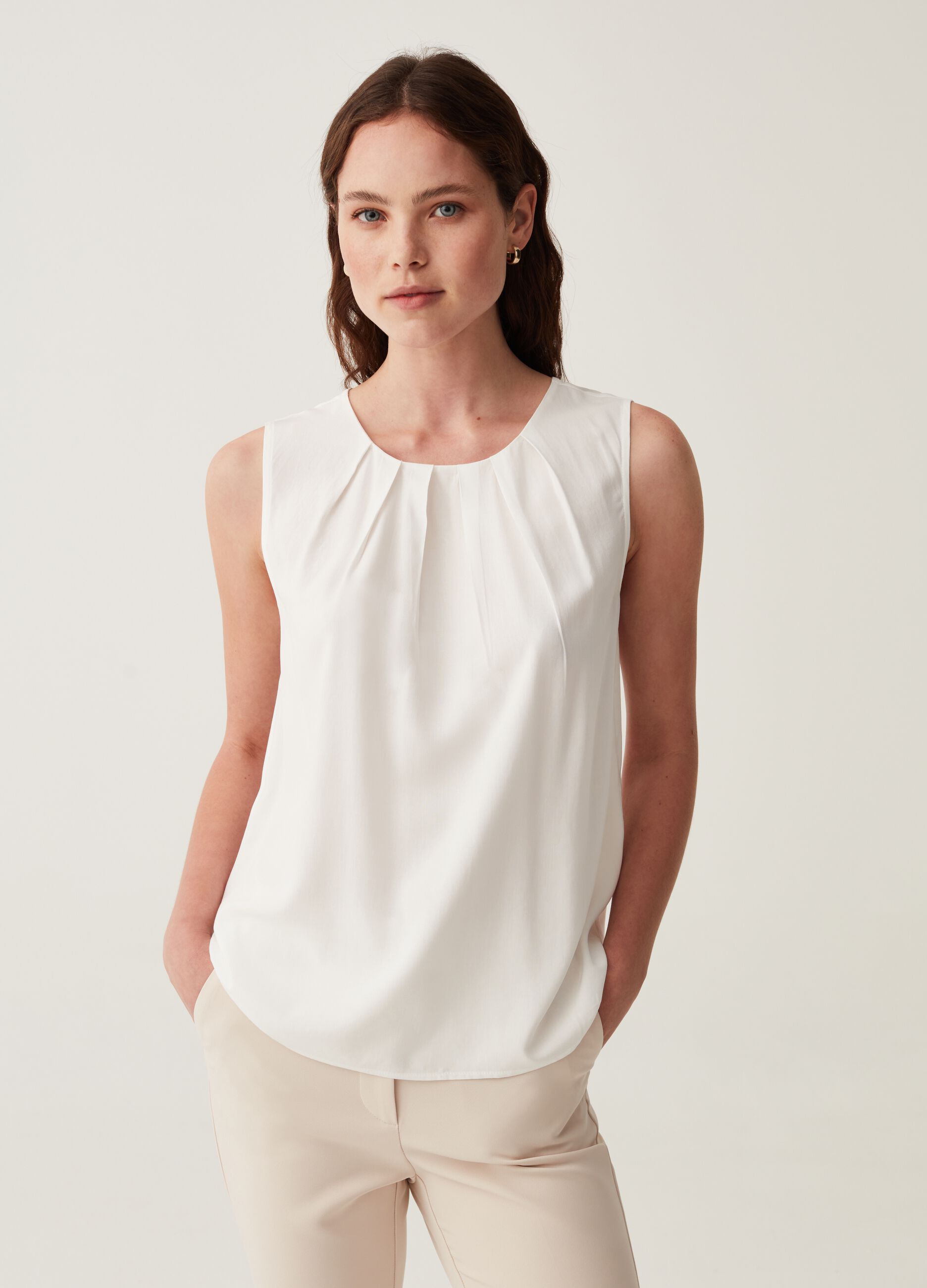 Sleeveless blouse with pleating