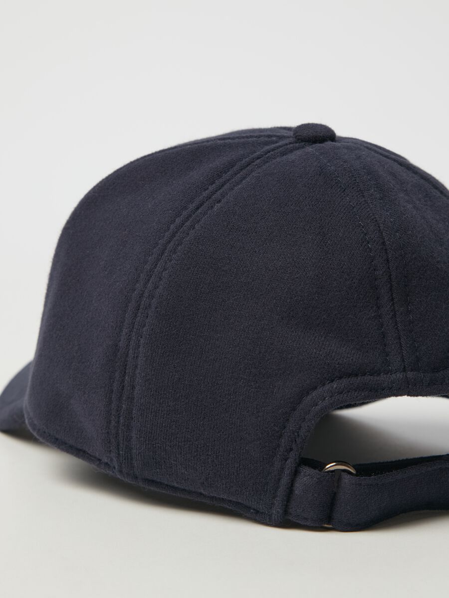 Baseball cap with logo embroidery_2