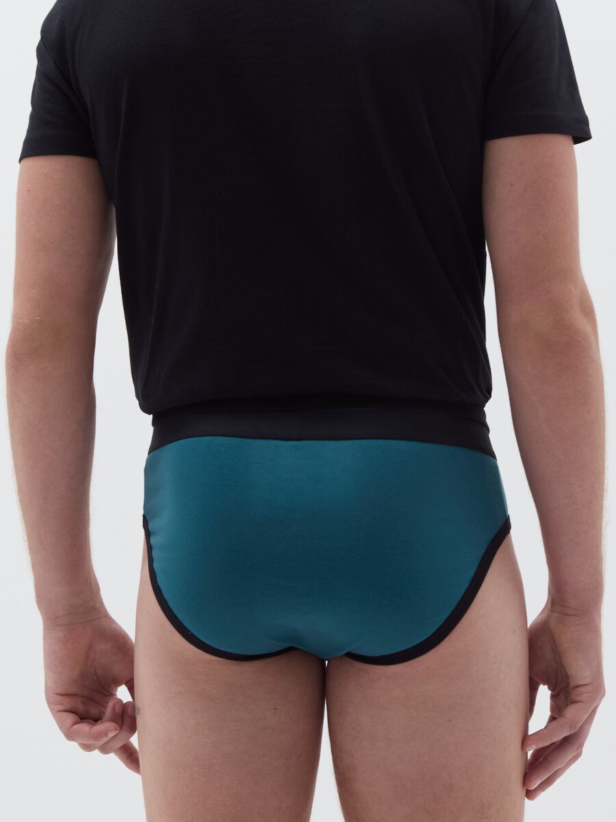 Three-pack briefs with contrasting piping_3