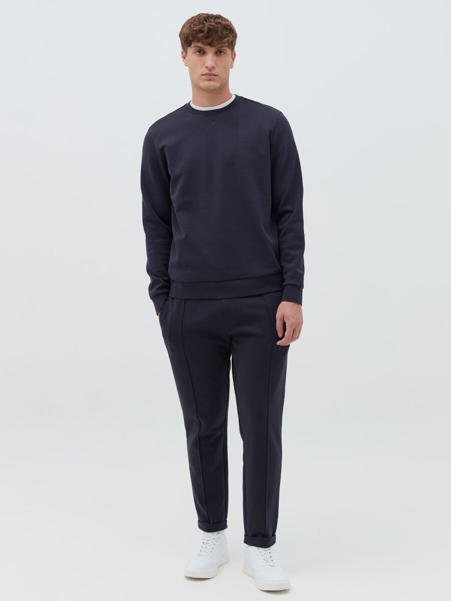 Sweatshirt with round neck and V detail_2