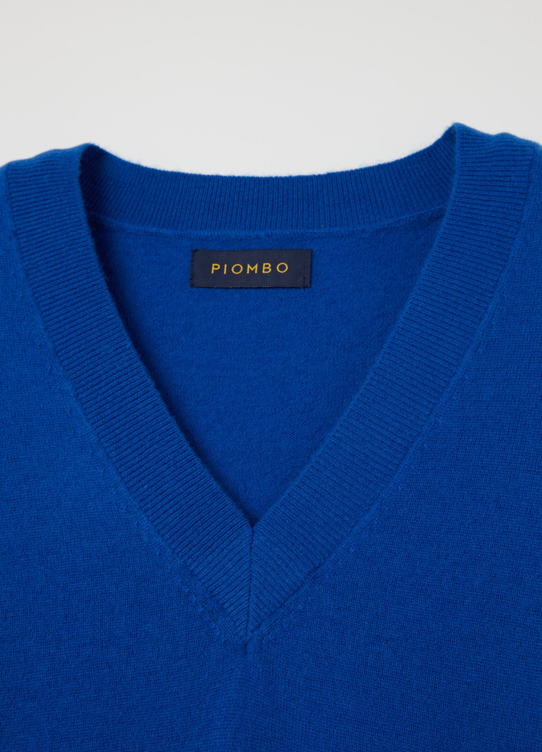 V-neck pullover in wool