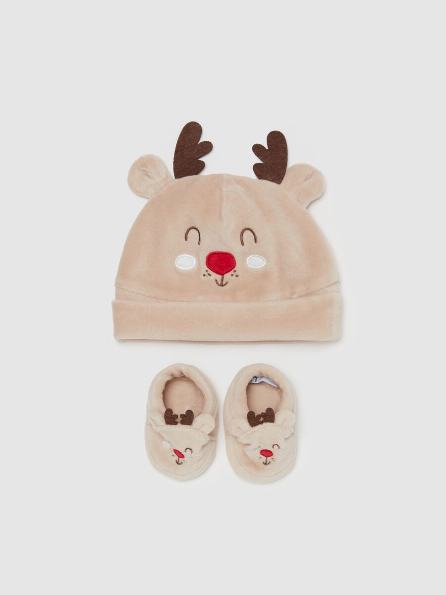 Hat and shoes set with reindeer embroidery_0