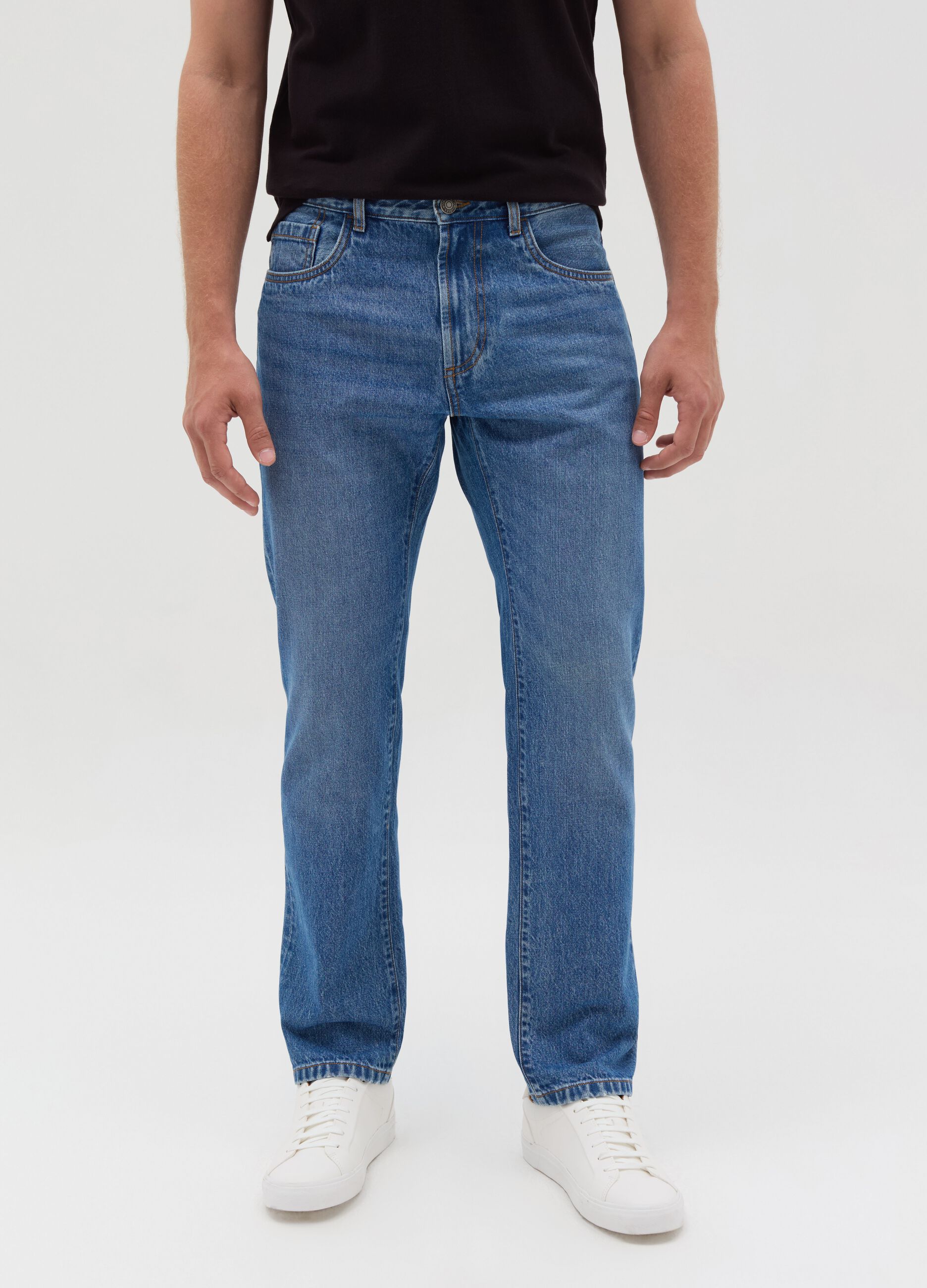 Regular fit jeans with discolouring