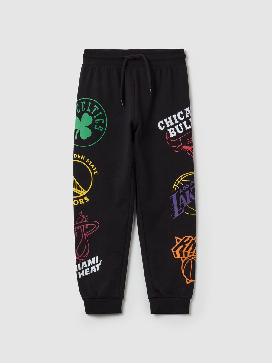 Joggers in felpa con stampa stemmi NBA_0