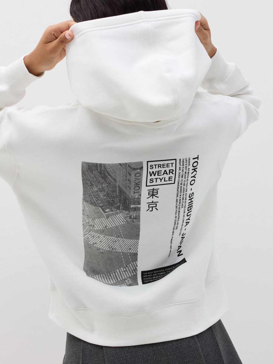 Oversized sweatshirt with hood and print_5