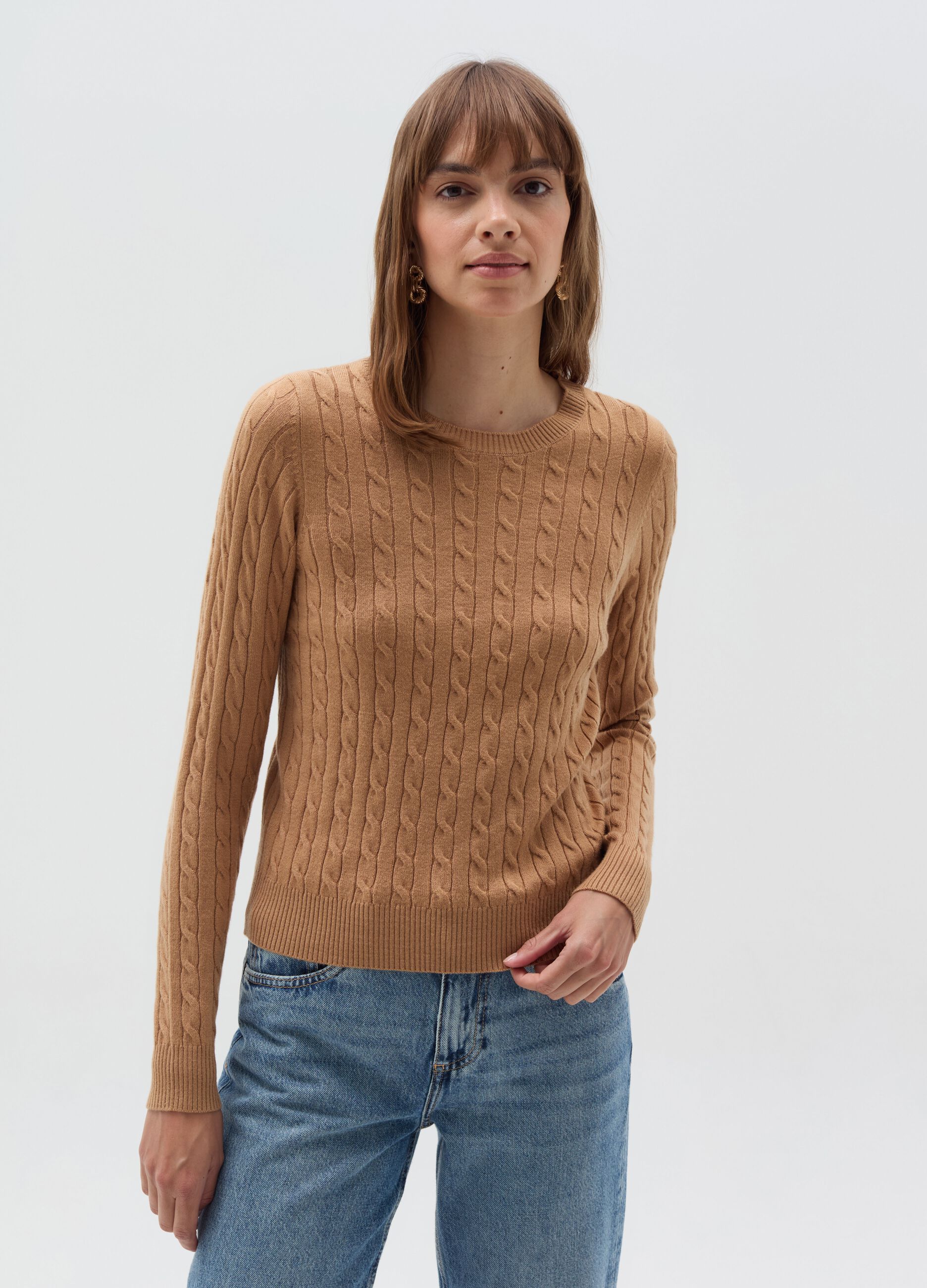 Ribbed pullover with cable-knit design